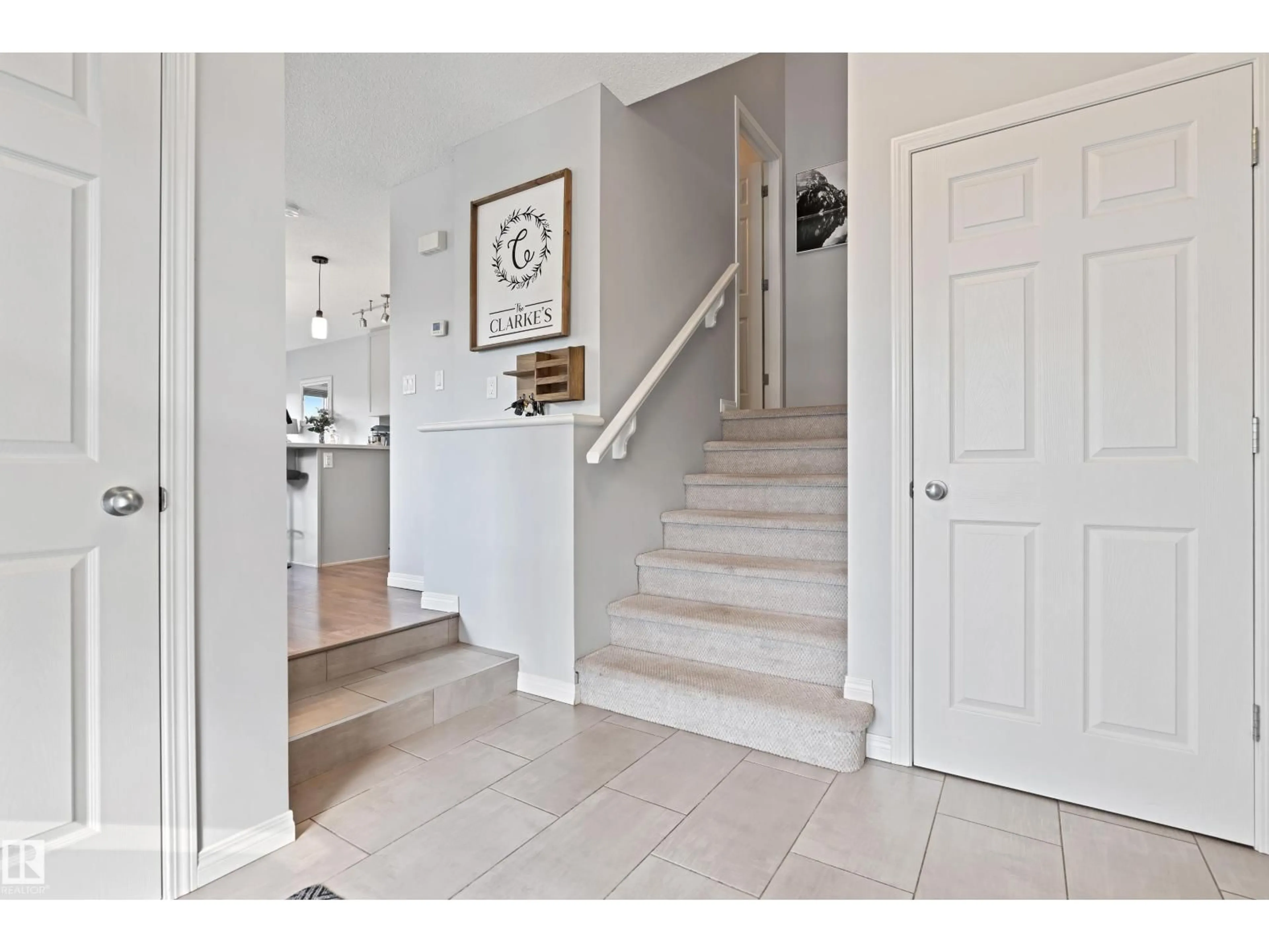 Indoor entryway for SW - 2004 PRICE LD, Edmonton Alberta T6W3P9
