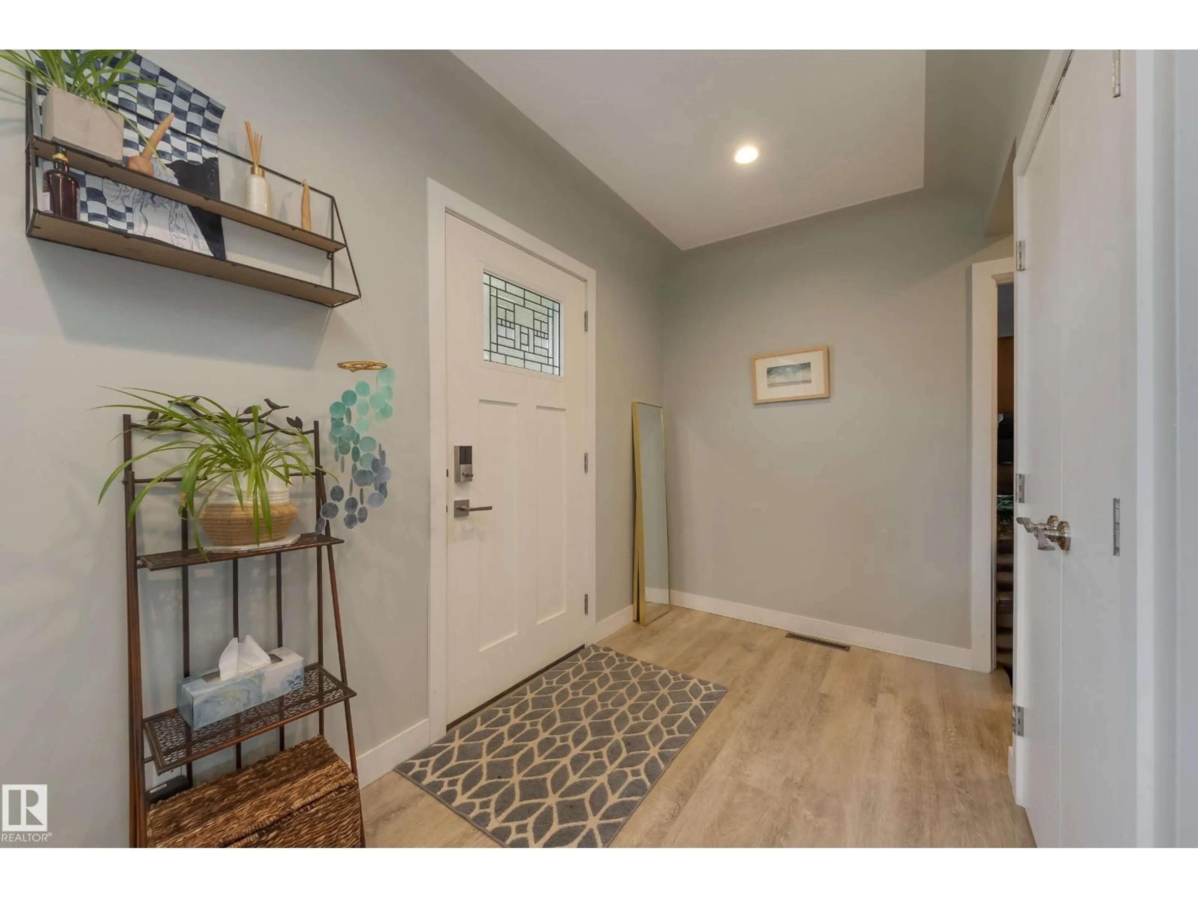 Indoor entryway for 7107 96B AV, Edmonton Alberta T6B1B9