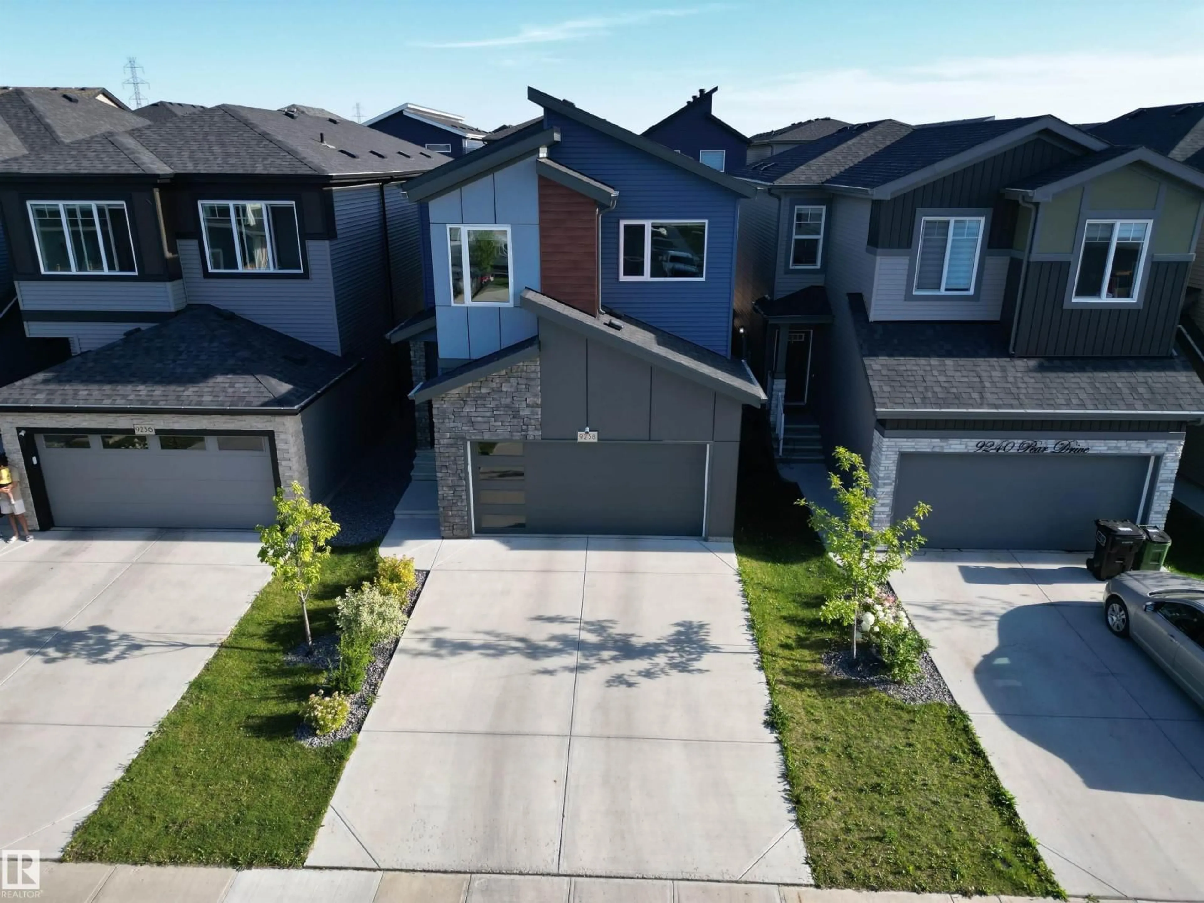 A pic from outside/outdoor area/front of a property/back of a property/a pic from drone, street for 9238 PEAR DR, Edmonton Alberta T6X2X5