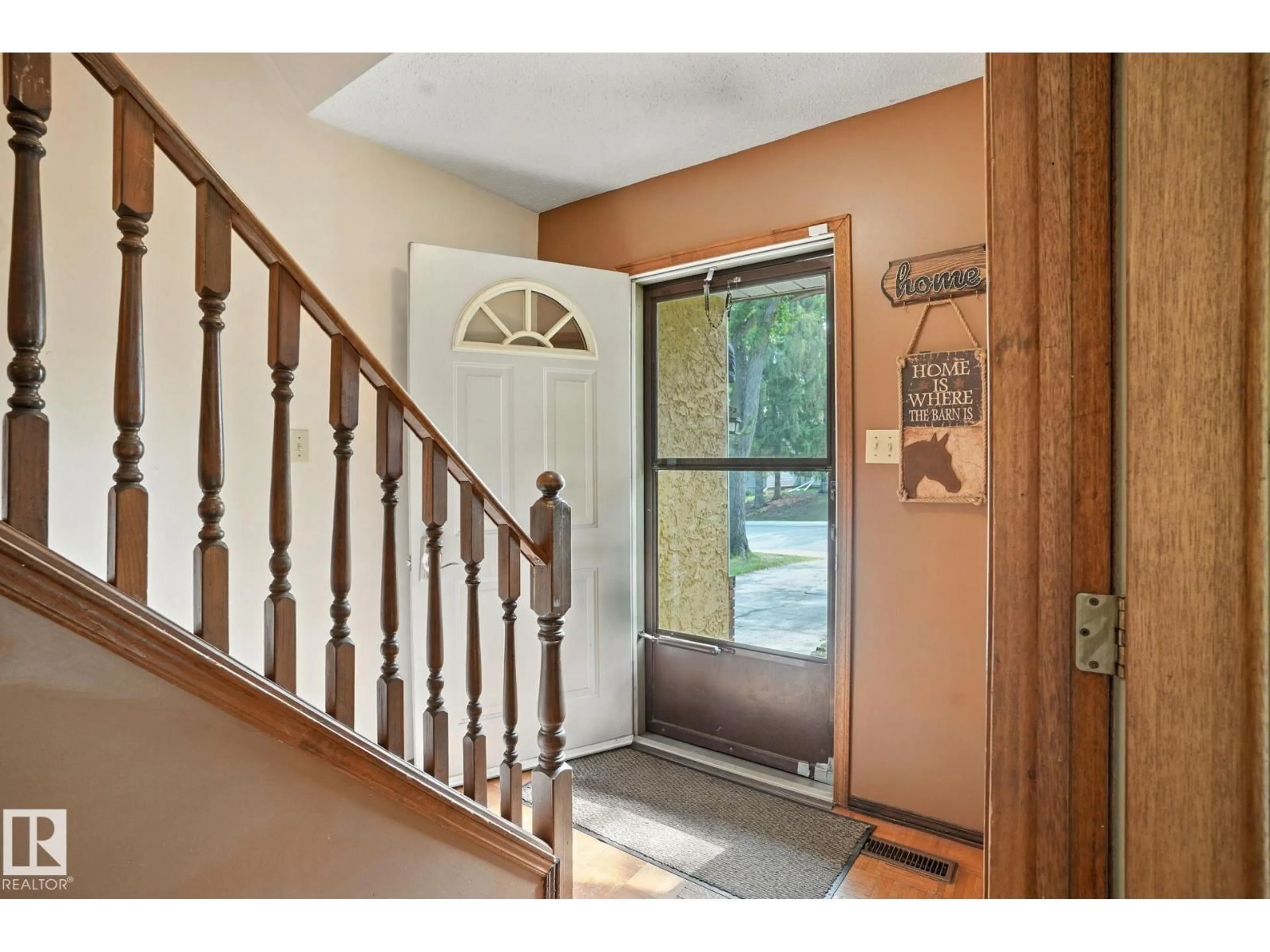 Indoor entryway for 17 MARION DR, Sherwood Park Alberta T8A2G8