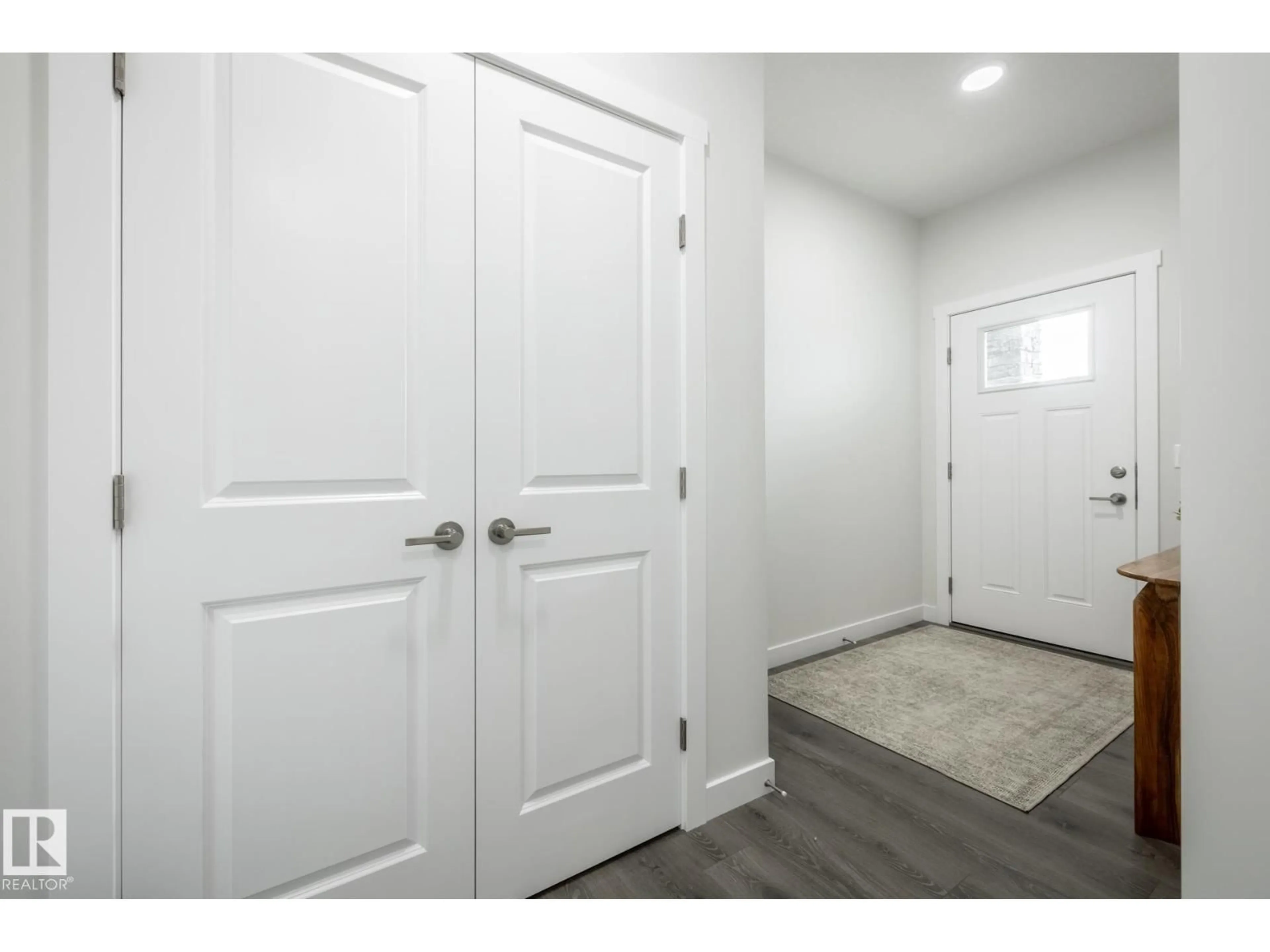 Indoor entryway for 2639 5 AV, Edmonton Alberta T6X3H9