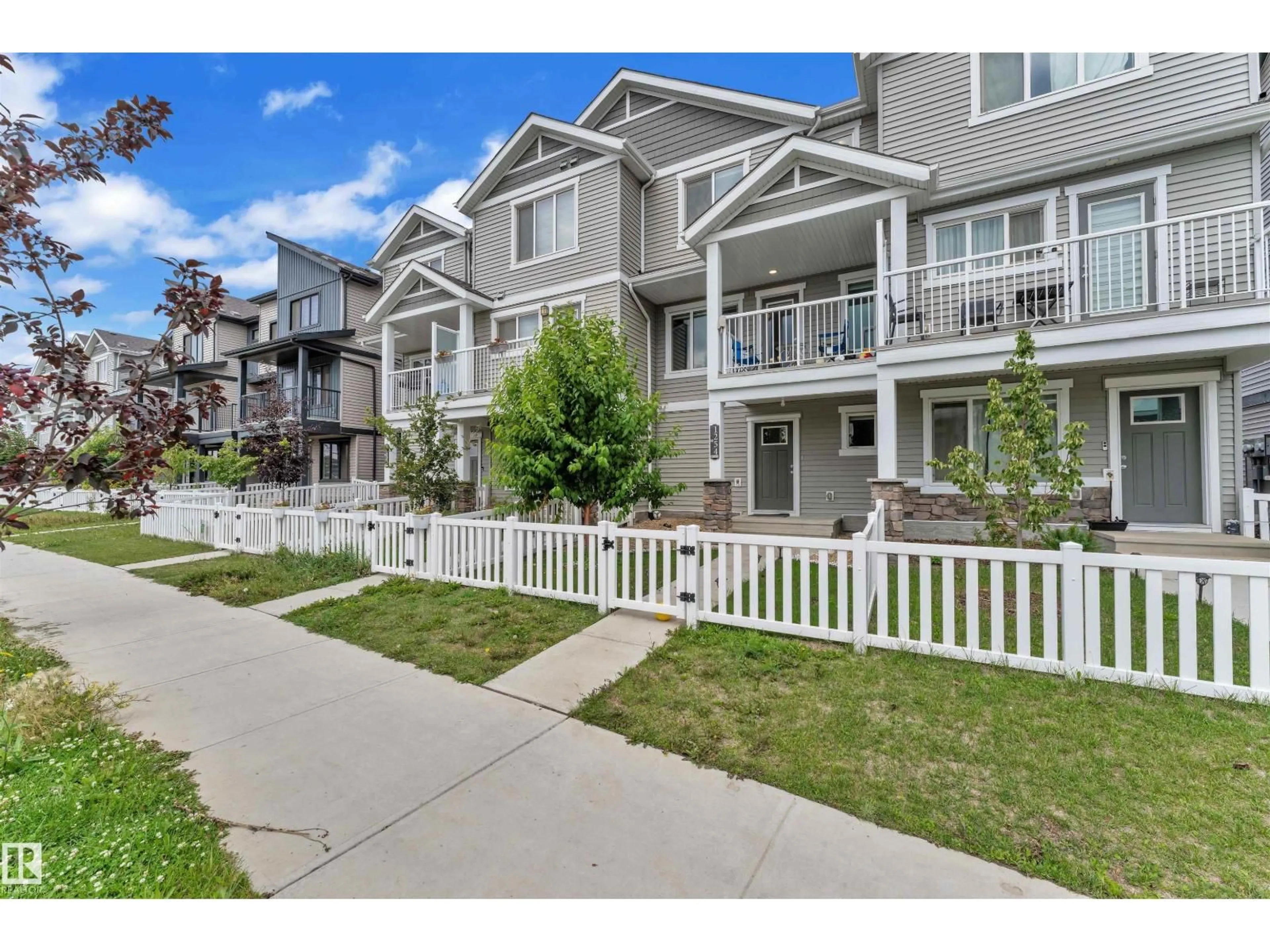 A pic from outside/outdoor area/front of a property/back of a property/a pic from drone, street for 1254 ASTER BV, Edmonton Alberta T6T2N8