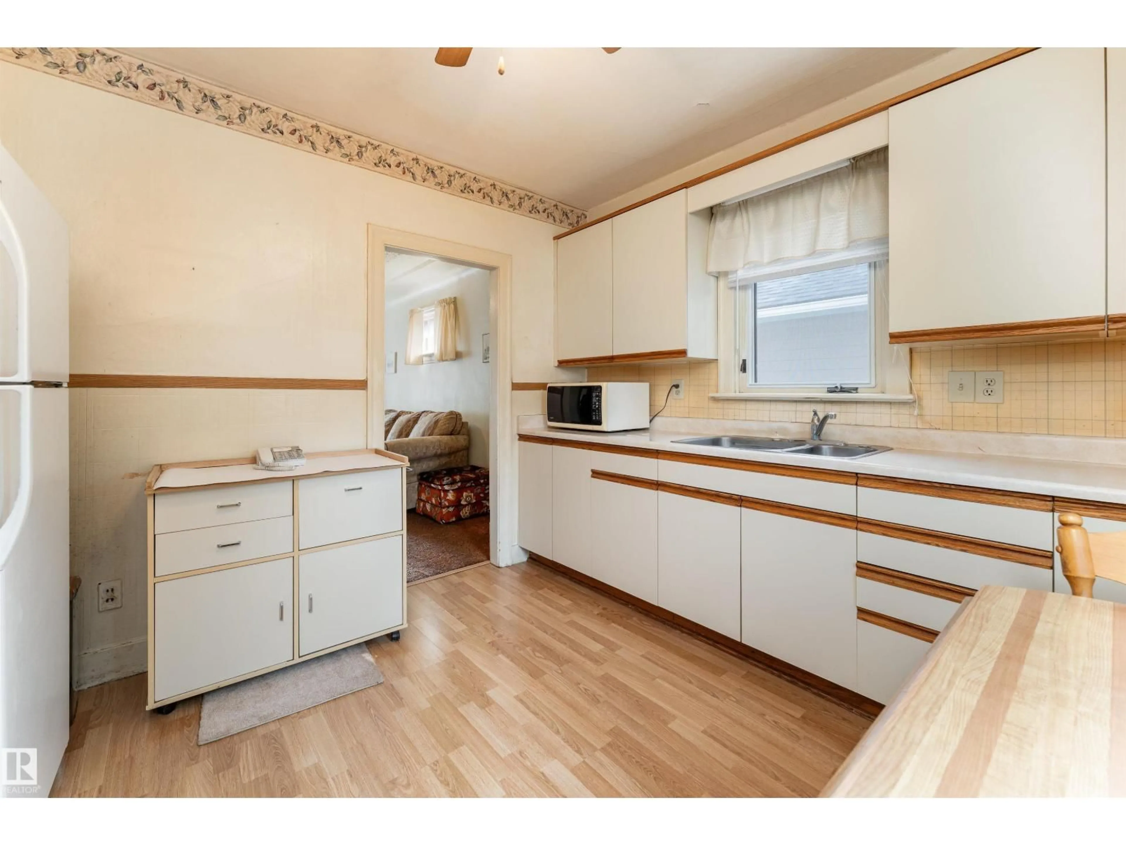 Standard kitchen, wood/laminate floor for NW - 11438 65 ST, Edmonton Alberta T5W4K8