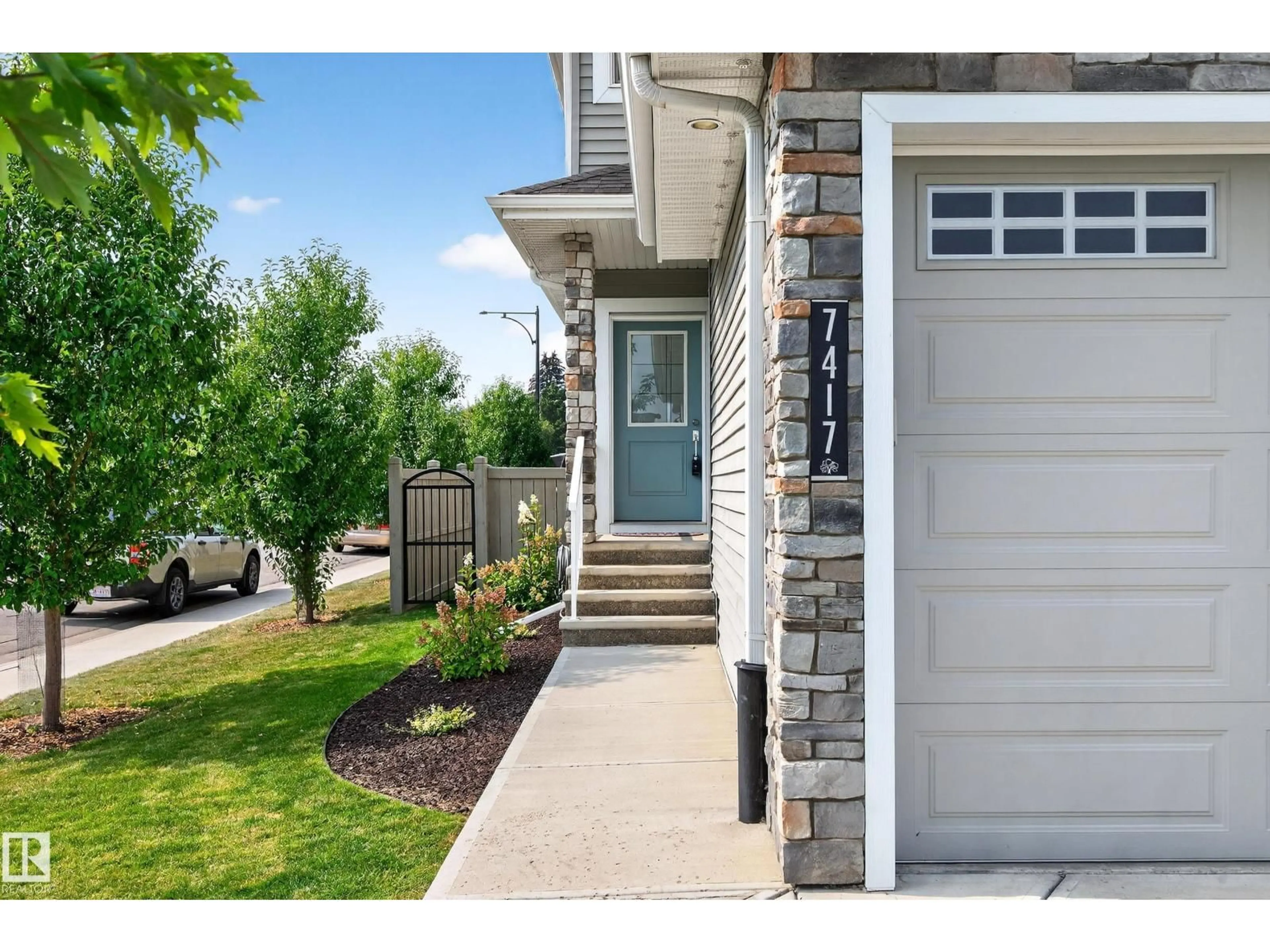 Indoor entryway for 7417 CHIVERS CR, Edmonton Alberta T6W4M2