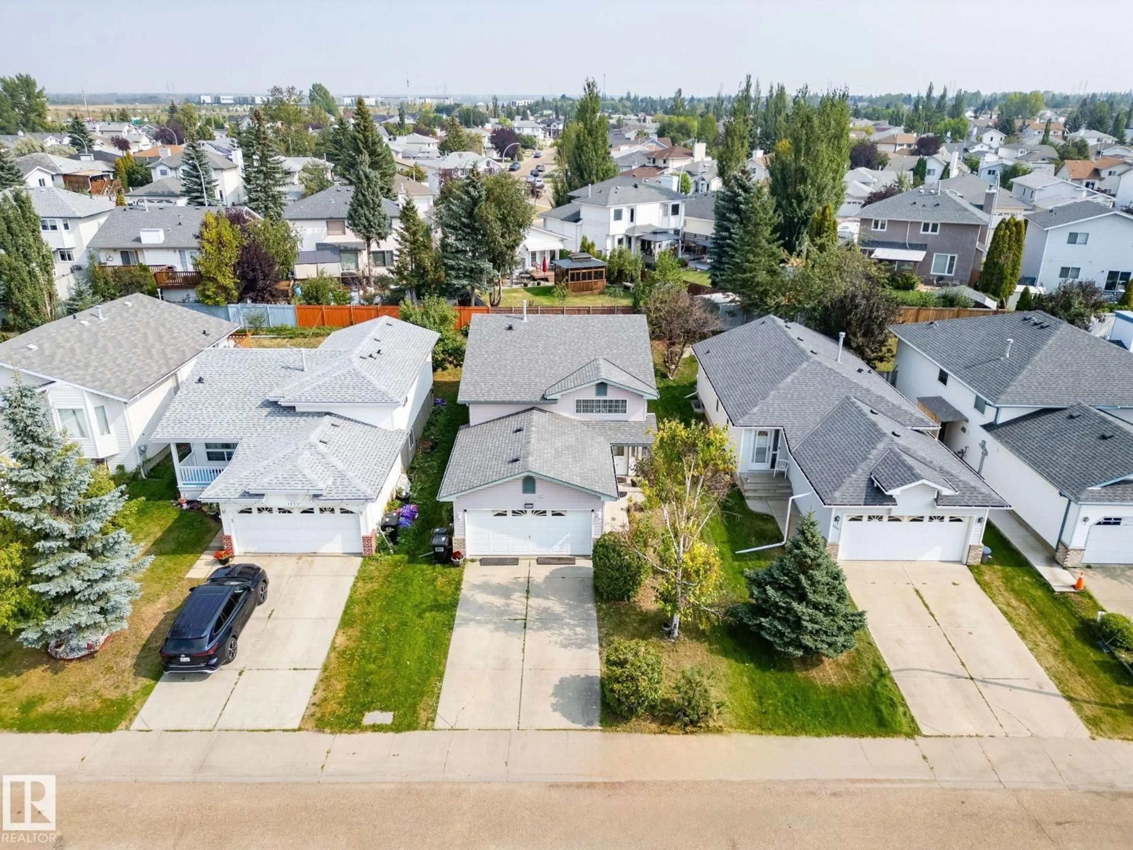 A pic from outside/outdoor area/front of a property/back of a property/a pic from drone, street for 1051 JONES CR, Edmonton Alberta T6L6Y1