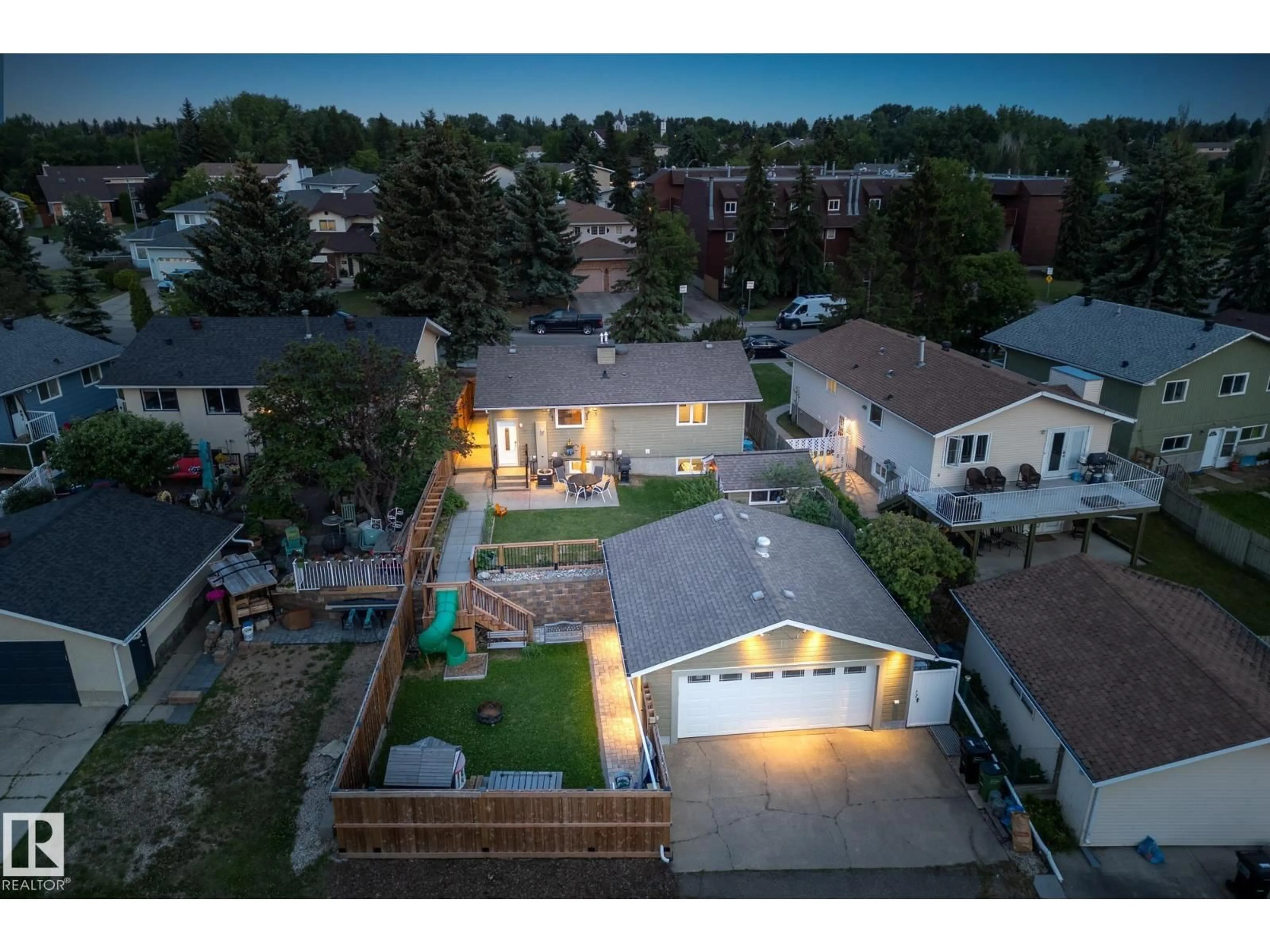 A pic from outside/outdoor area/front of a property/back of a property/a pic from drone, street for 6136 40 AV, Edmonton Alberta T6L1N7
