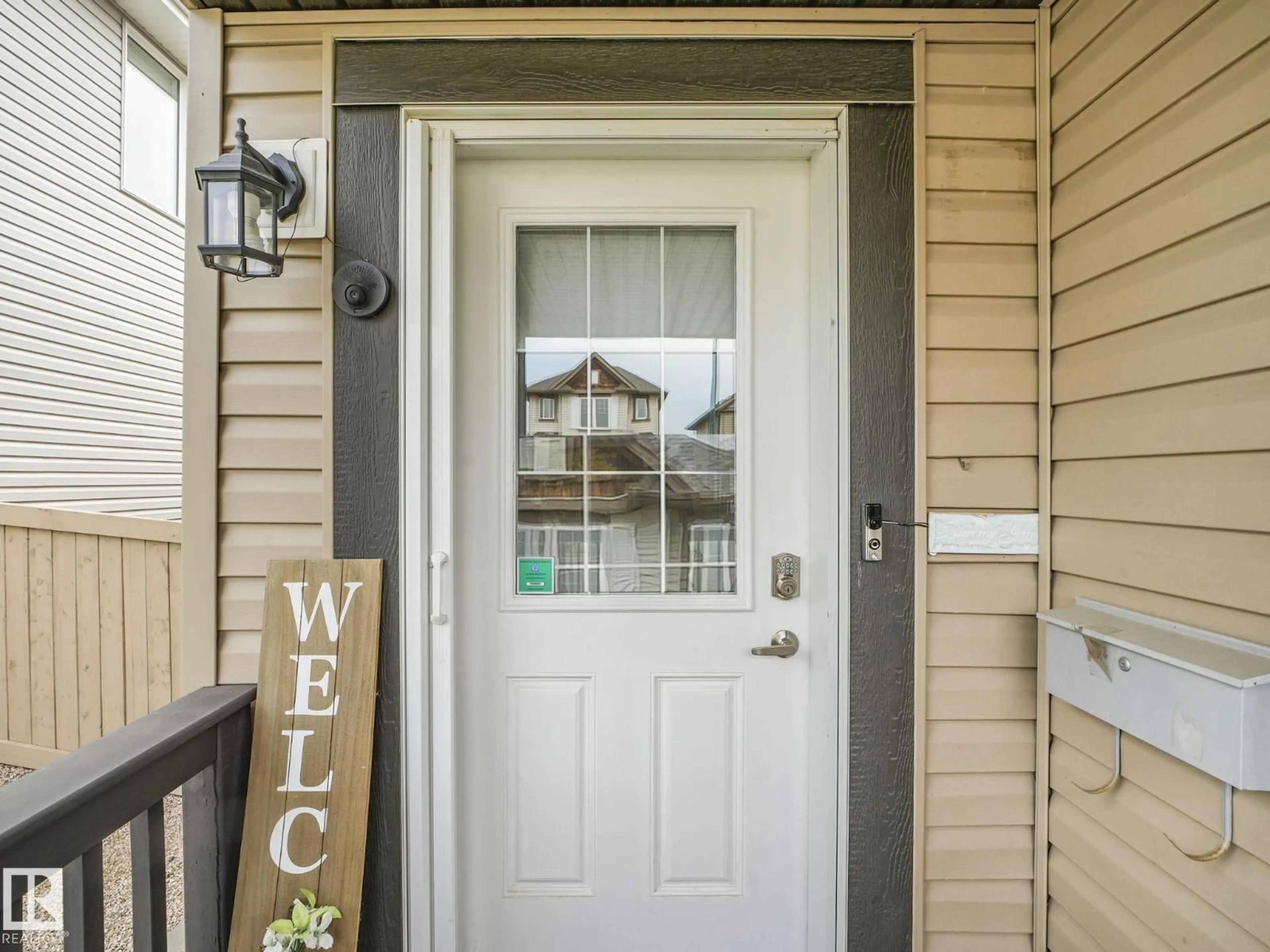 Indoor entryway for 821 36A AV AV, Edmonton Alberta T6T0S5
