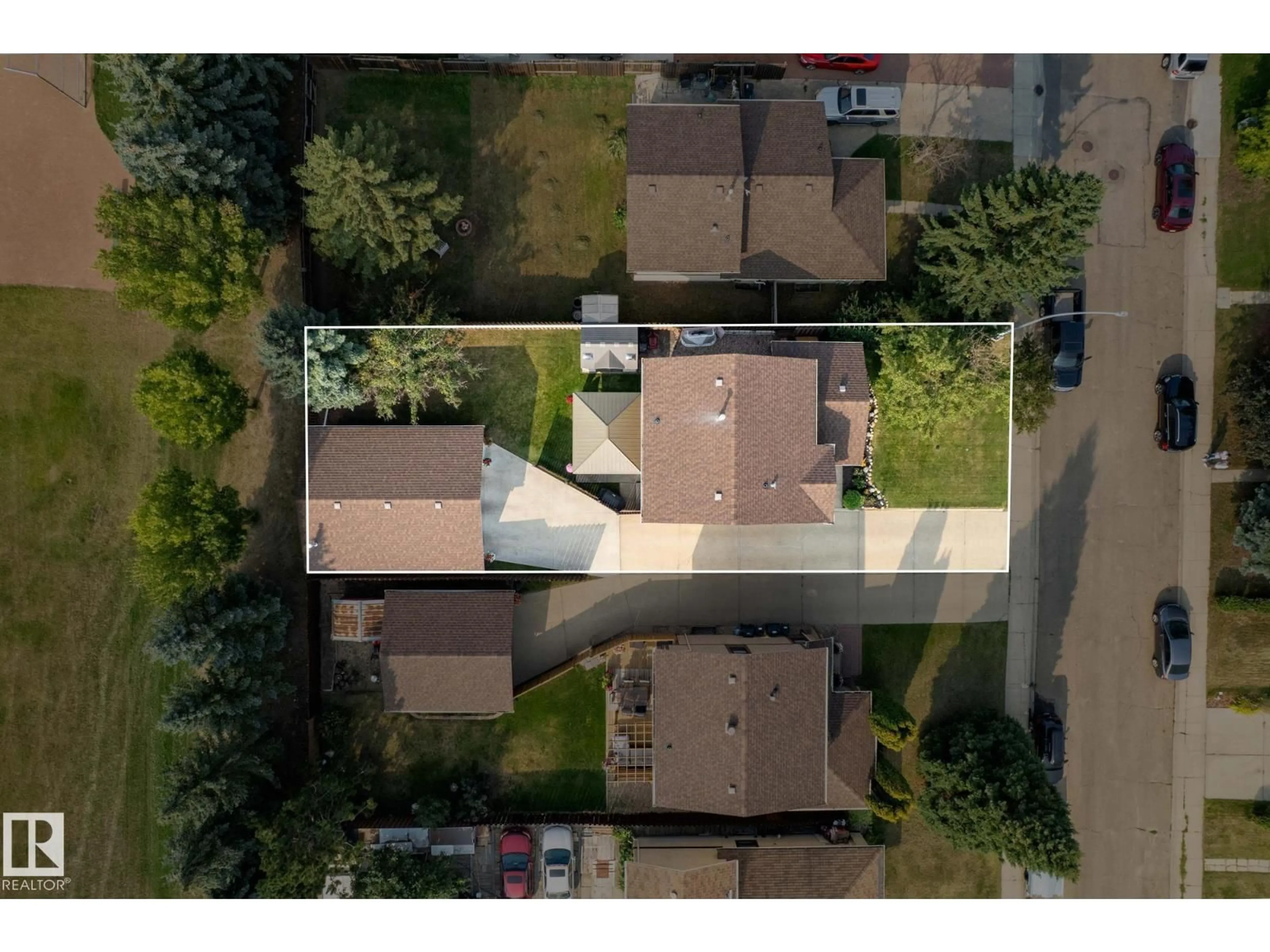 A pic from outside/outdoor area/front of a property/back of a property/a pic from drone, street for 3528 56 ST, Edmonton Alberta T6L2J5