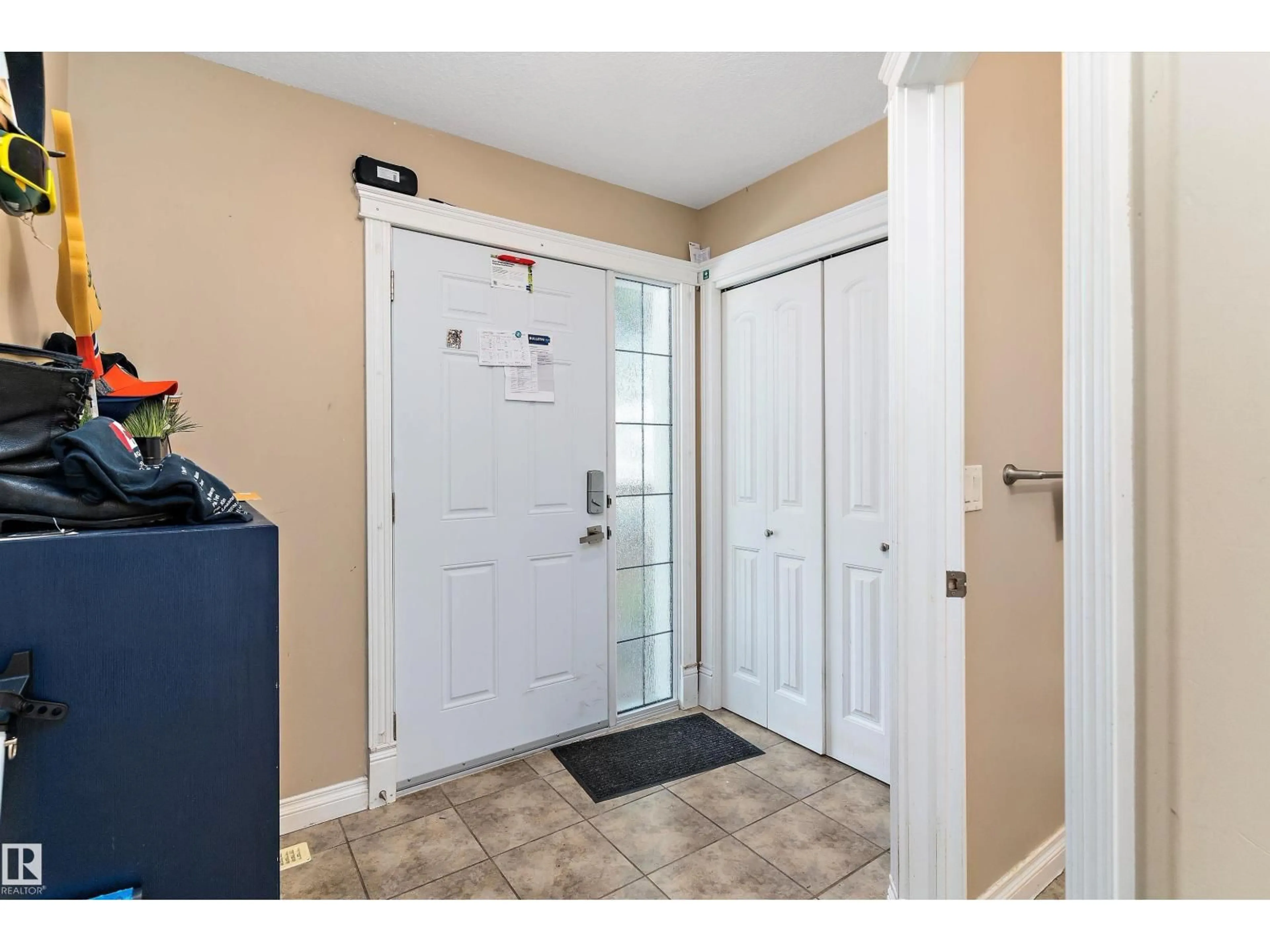 Indoor entryway for 10924 92 ST, Edmonton Alberta T5H1W1