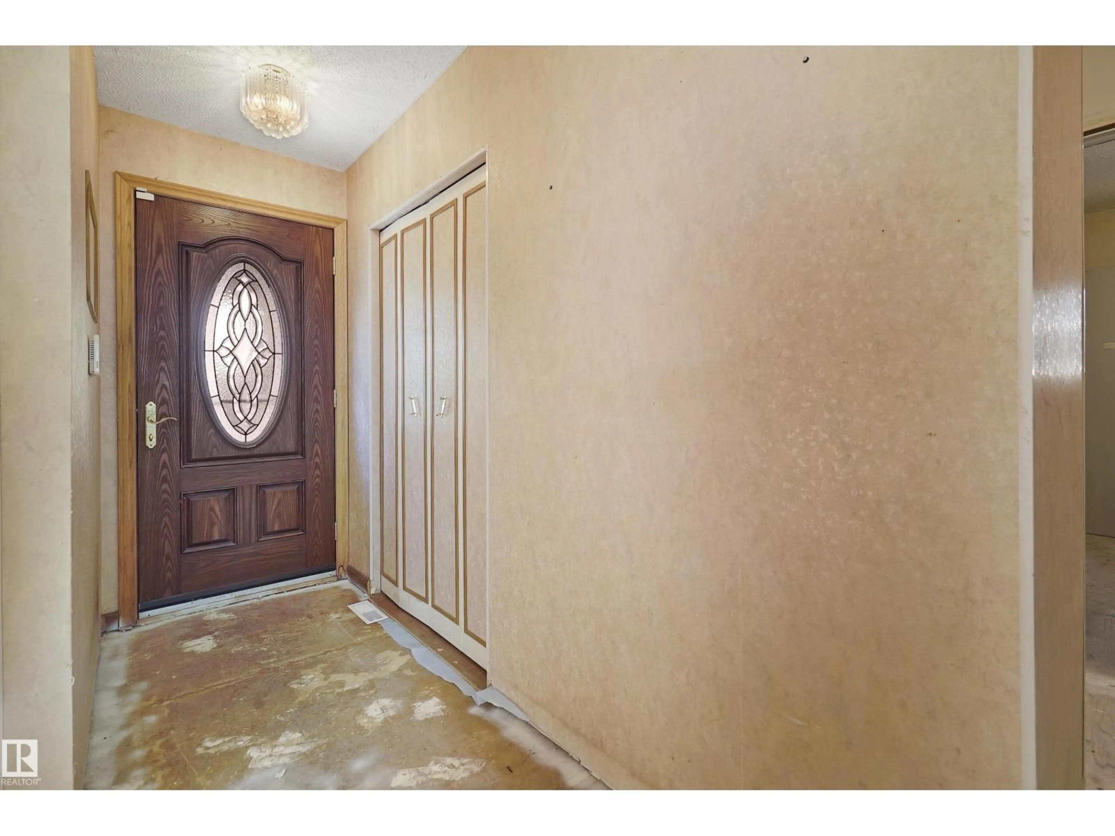 Indoor entryway for 6222 11 AV, Edmonton Alberta T6L2G4