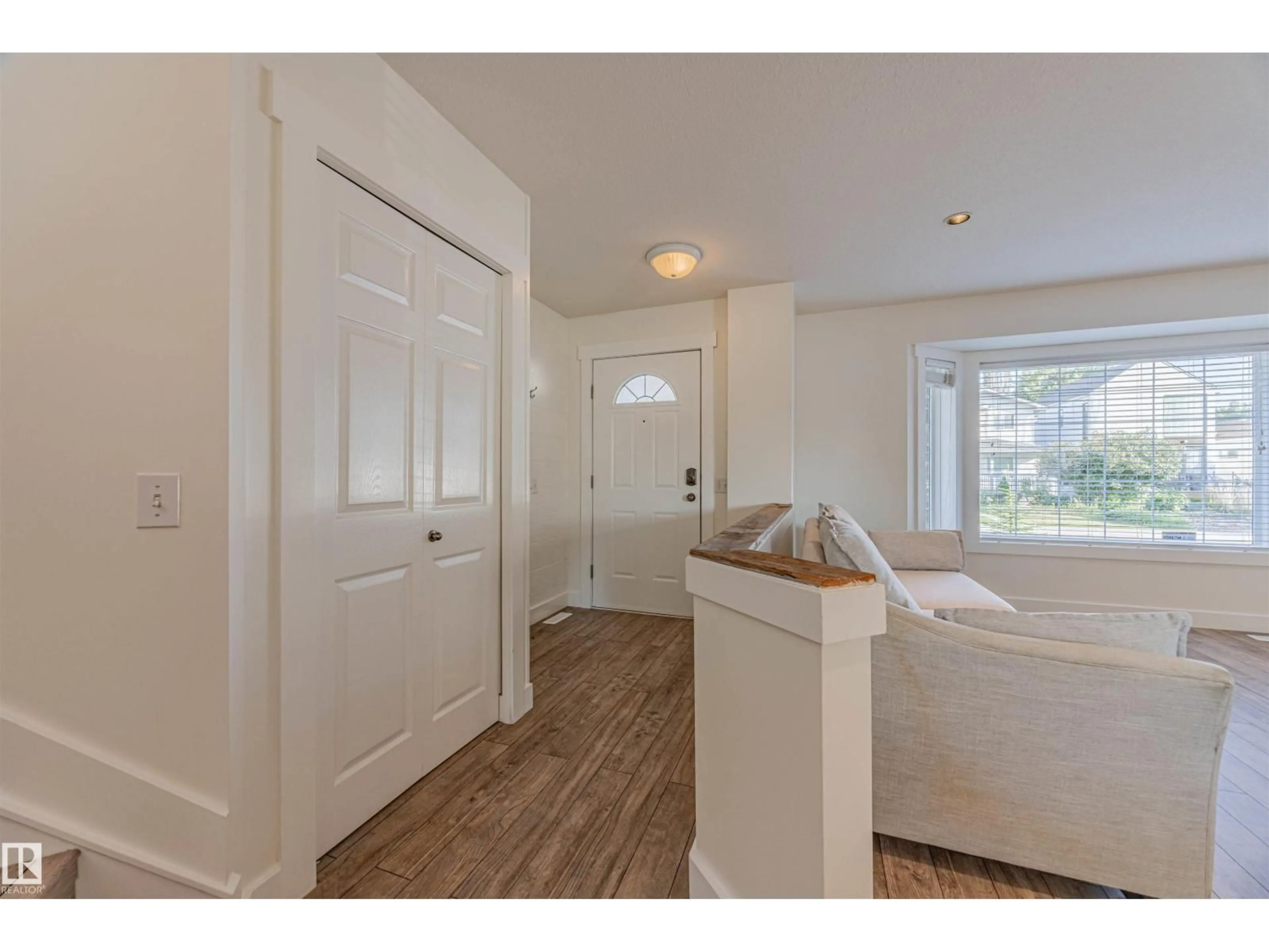 Indoor entryway for 9327 103 AV, Edmonton Alberta T5H4L8