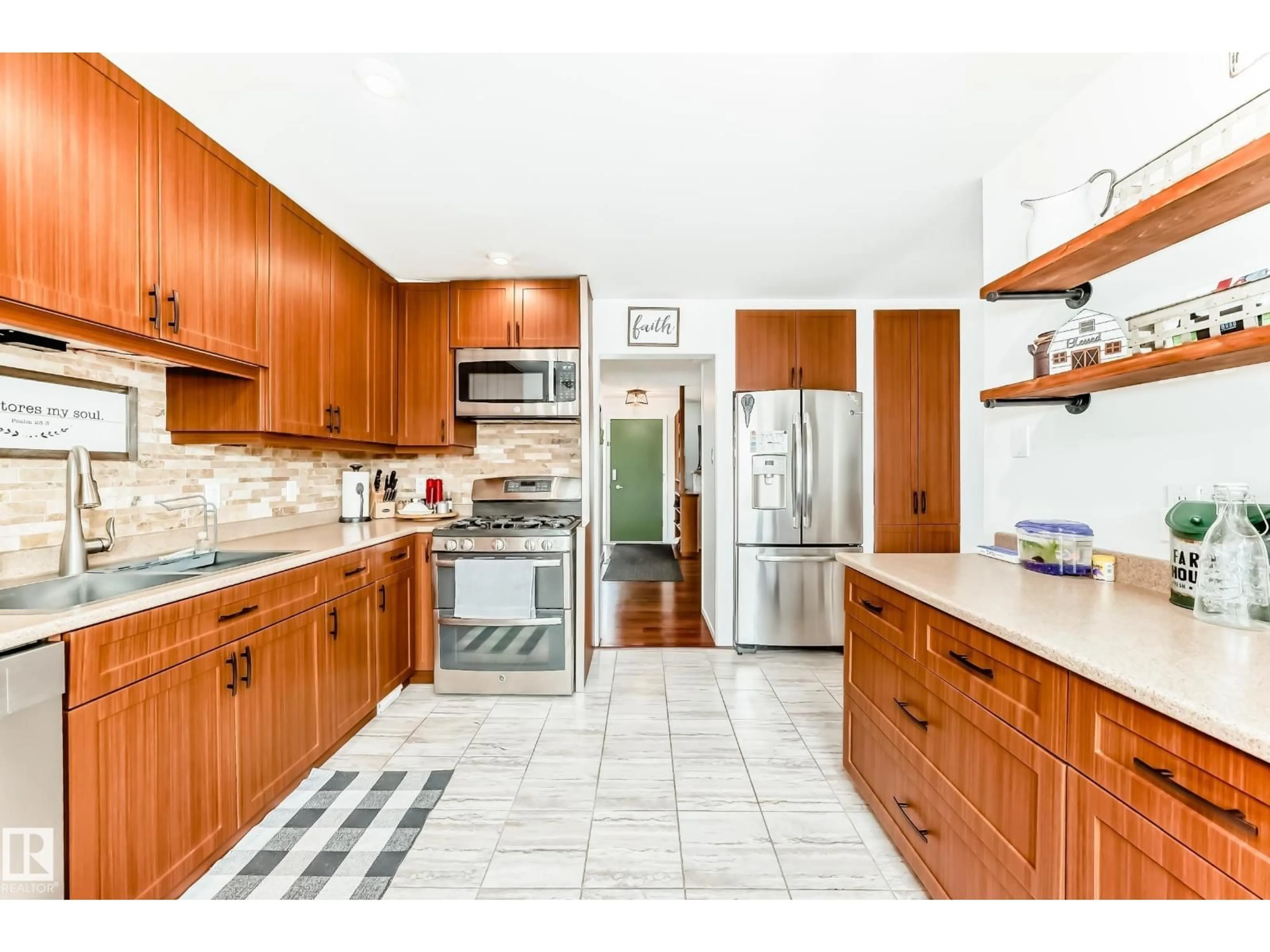 Open concept kitchen, ceramic/tile floor for NW - 13536 86 ST, Edmonton Alberta T5B3E8