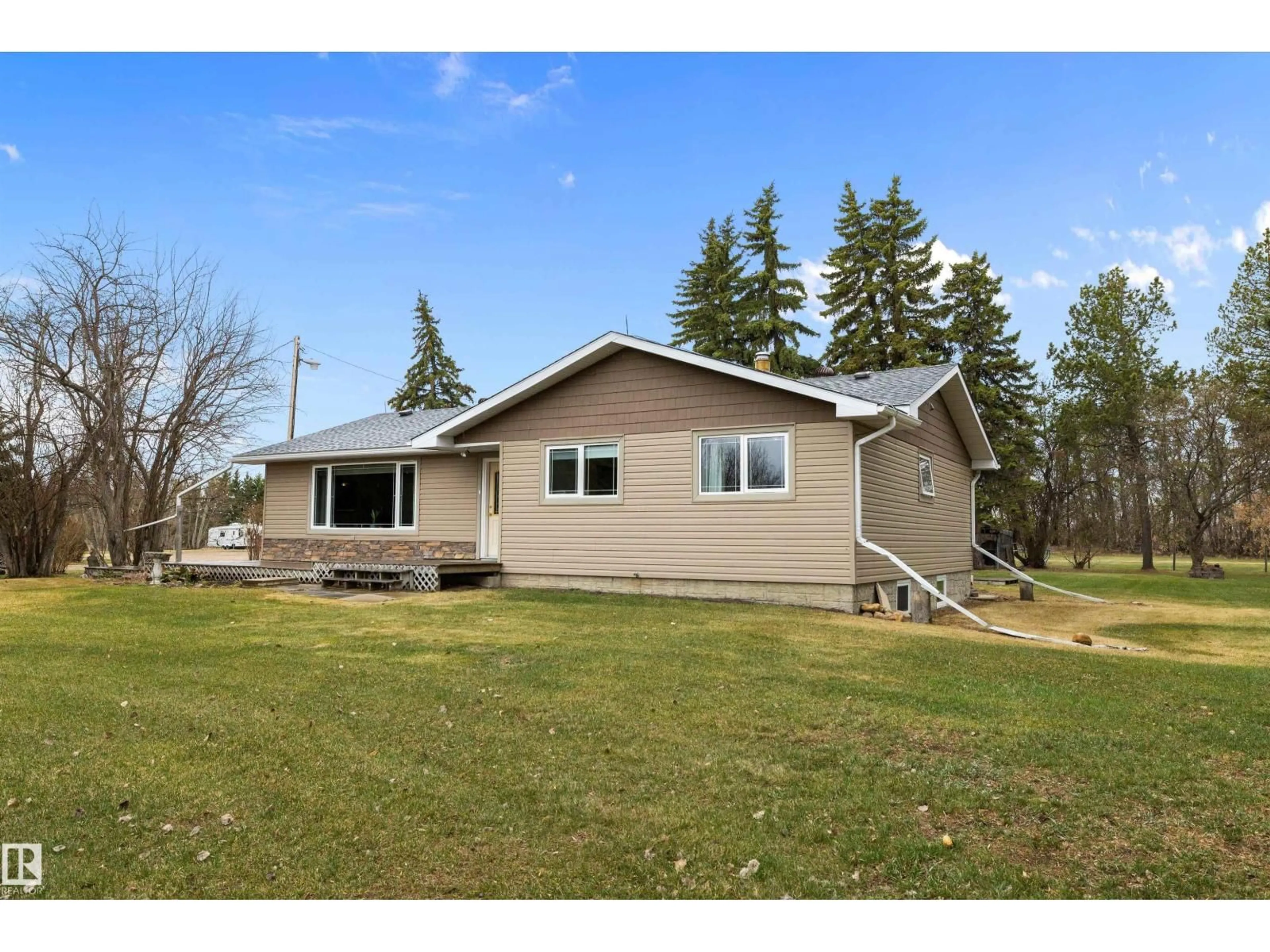 Home with vinyl exterior material, unknown for 55516 - 55518 RGE ROAD 250, Rural Sturgeon County Alberta T8R1P4