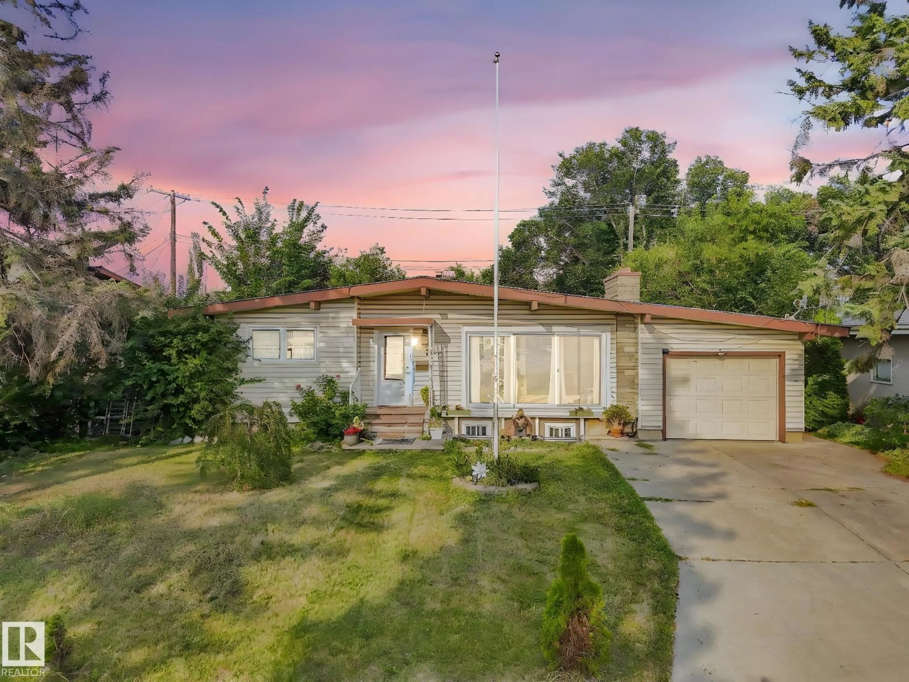A pic from outside/outdoor area/front of a property/back of a property/a pic from drone, street for NW - 9811 75 ST, Edmonton Alberta T6A2Y8
