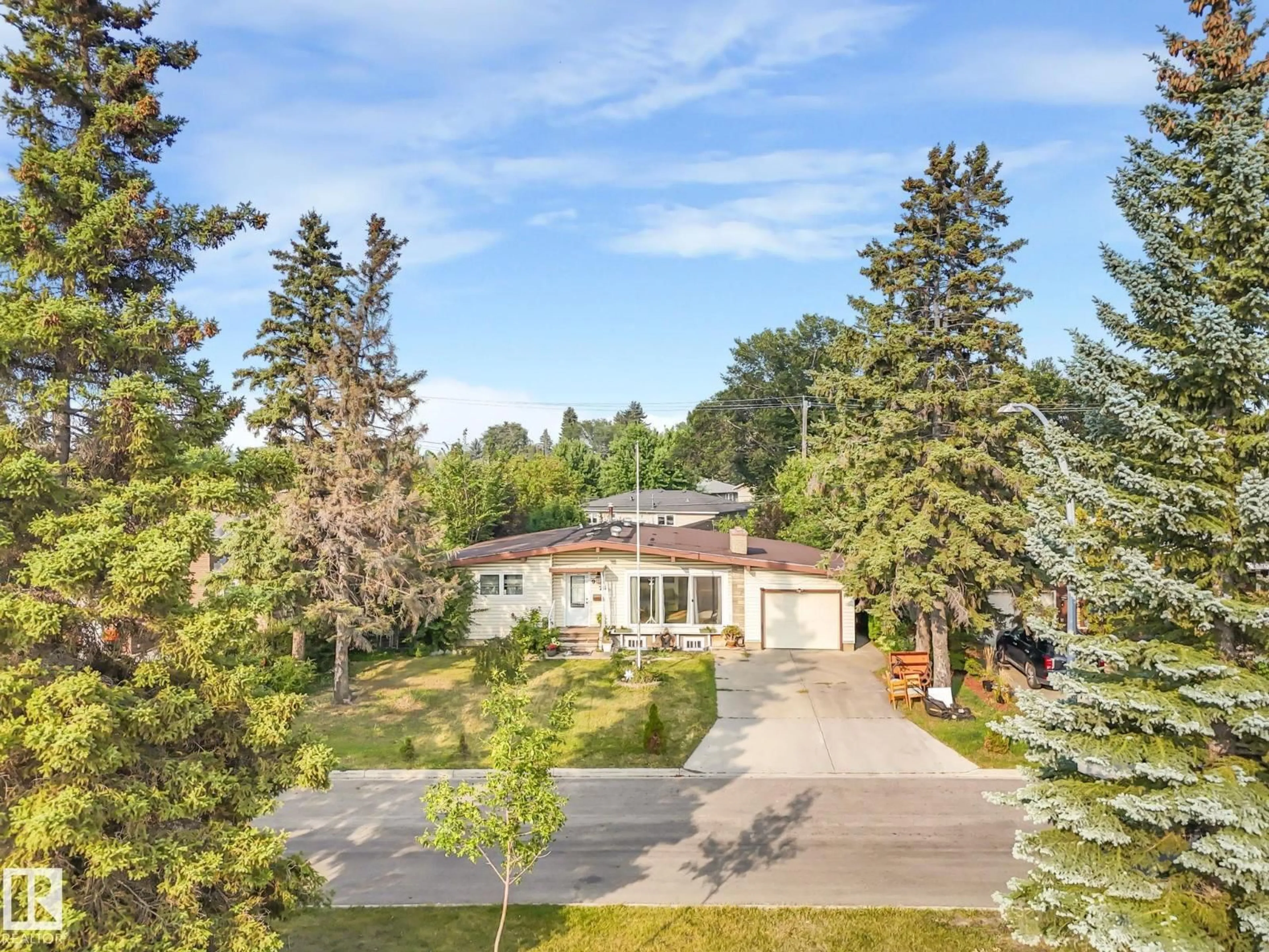 A pic from outside/outdoor area/front of a property/back of a property/a pic from drone, street for NW - 9811 75 ST, Edmonton Alberta T6A2Y8