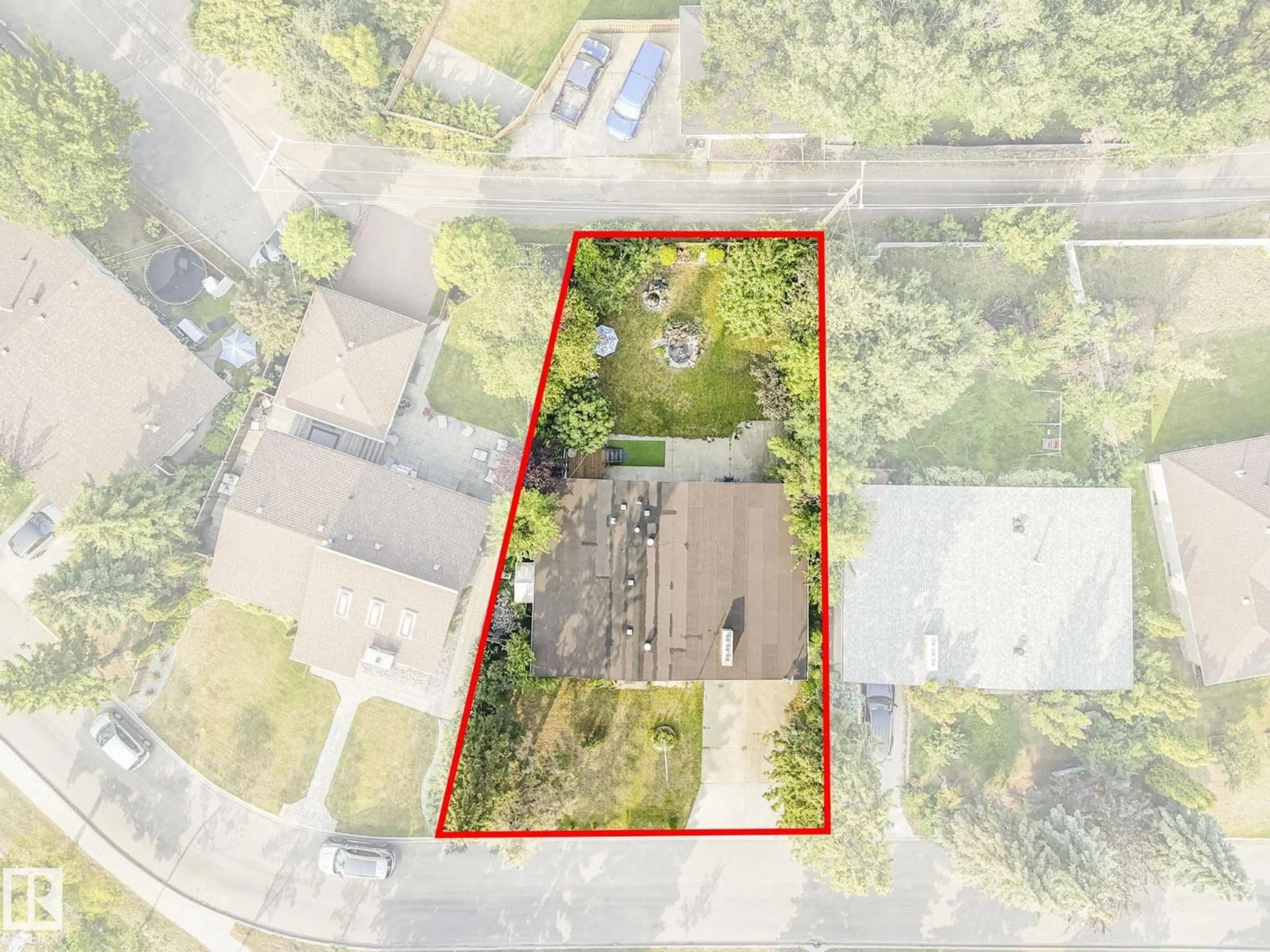 A pic from outside/outdoor area/front of a property/back of a property/a pic from drone, street for NW - 9811 75 ST, Edmonton Alberta T6A2Y8