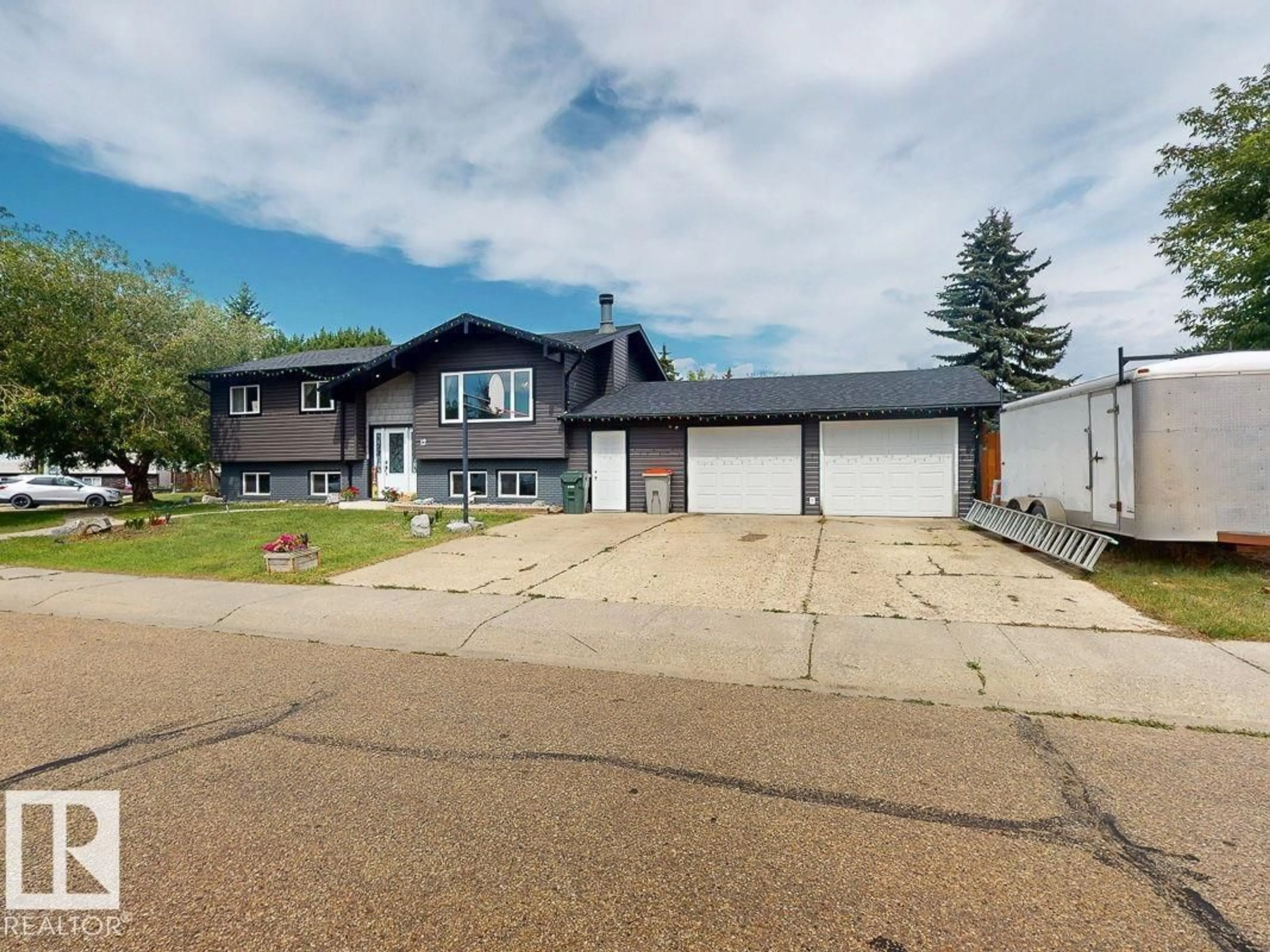 A pic from outside/outdoor area/front of a property/back of a property/a pic from drone, street for 12 GARDEN VALLEY DR, Stony Plain Alberta T7Z1H6