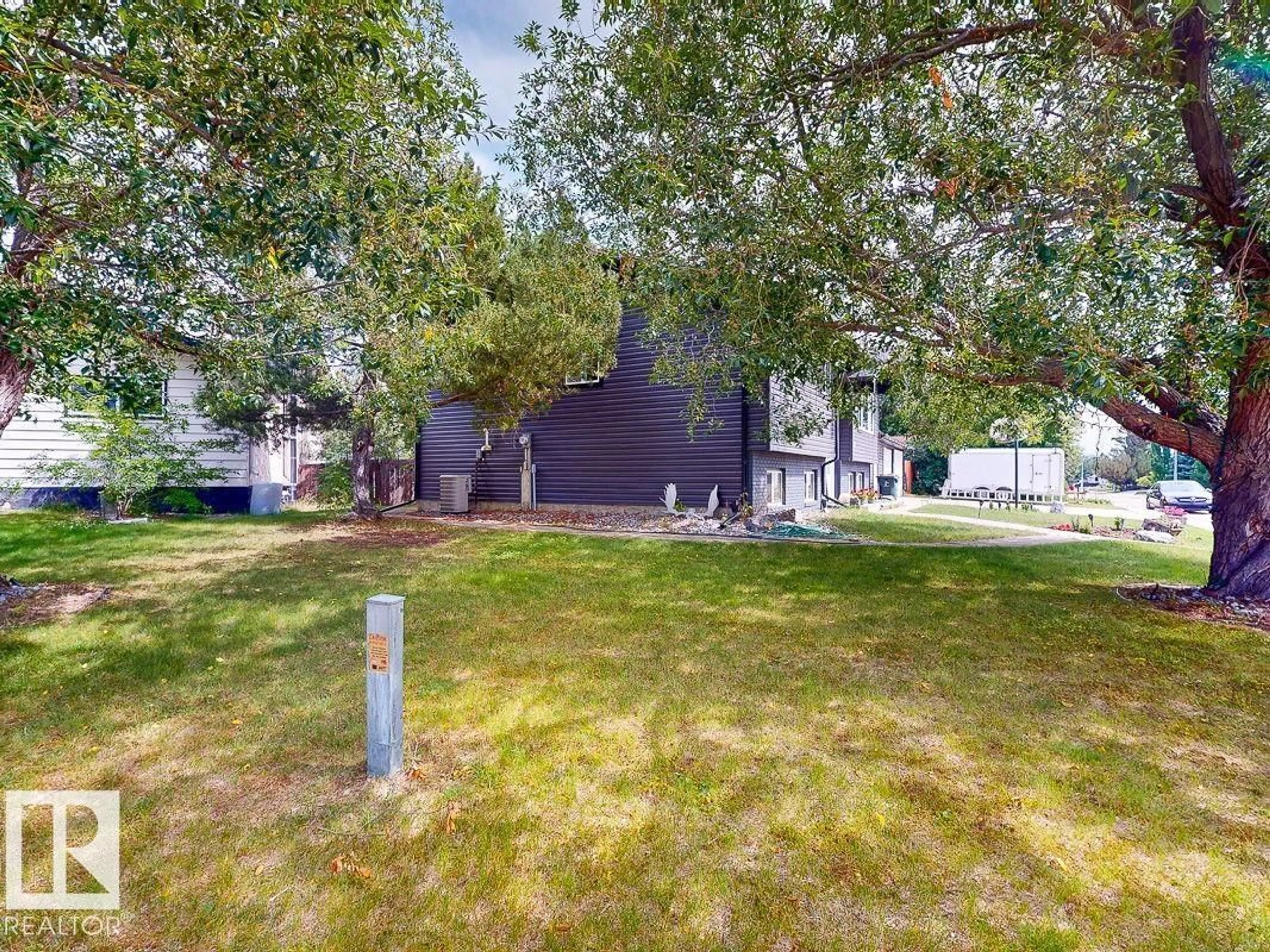 A pic from outside/outdoor area/front of a property/back of a property/a pic from drone, unknown for 12 GARDEN VALLEY DR, Stony Plain Alberta T7Z1H6