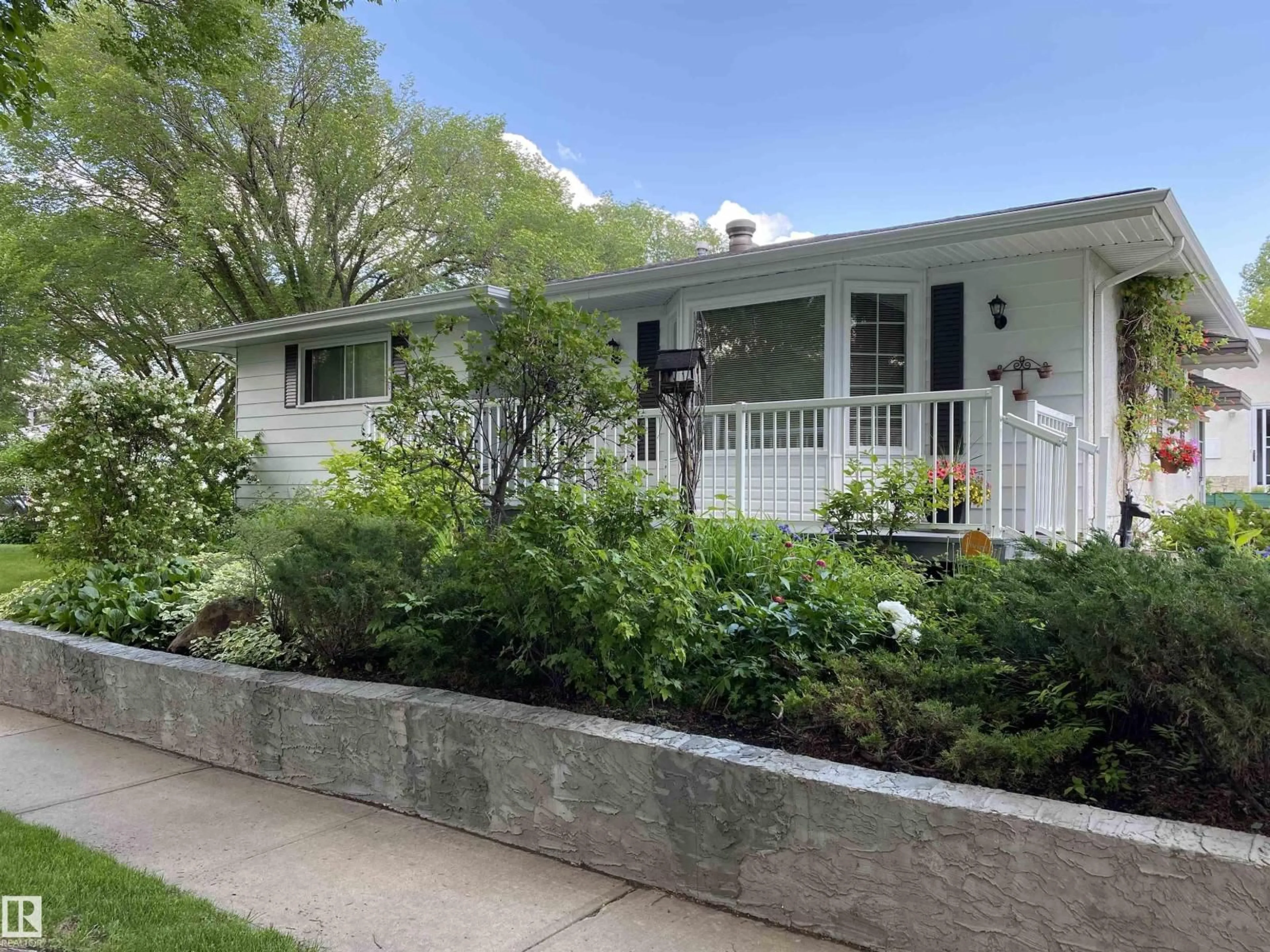 Home with vinyl exterior material, street for 9 BURNHAM AV, St. Albert Alberta T8N0A8
