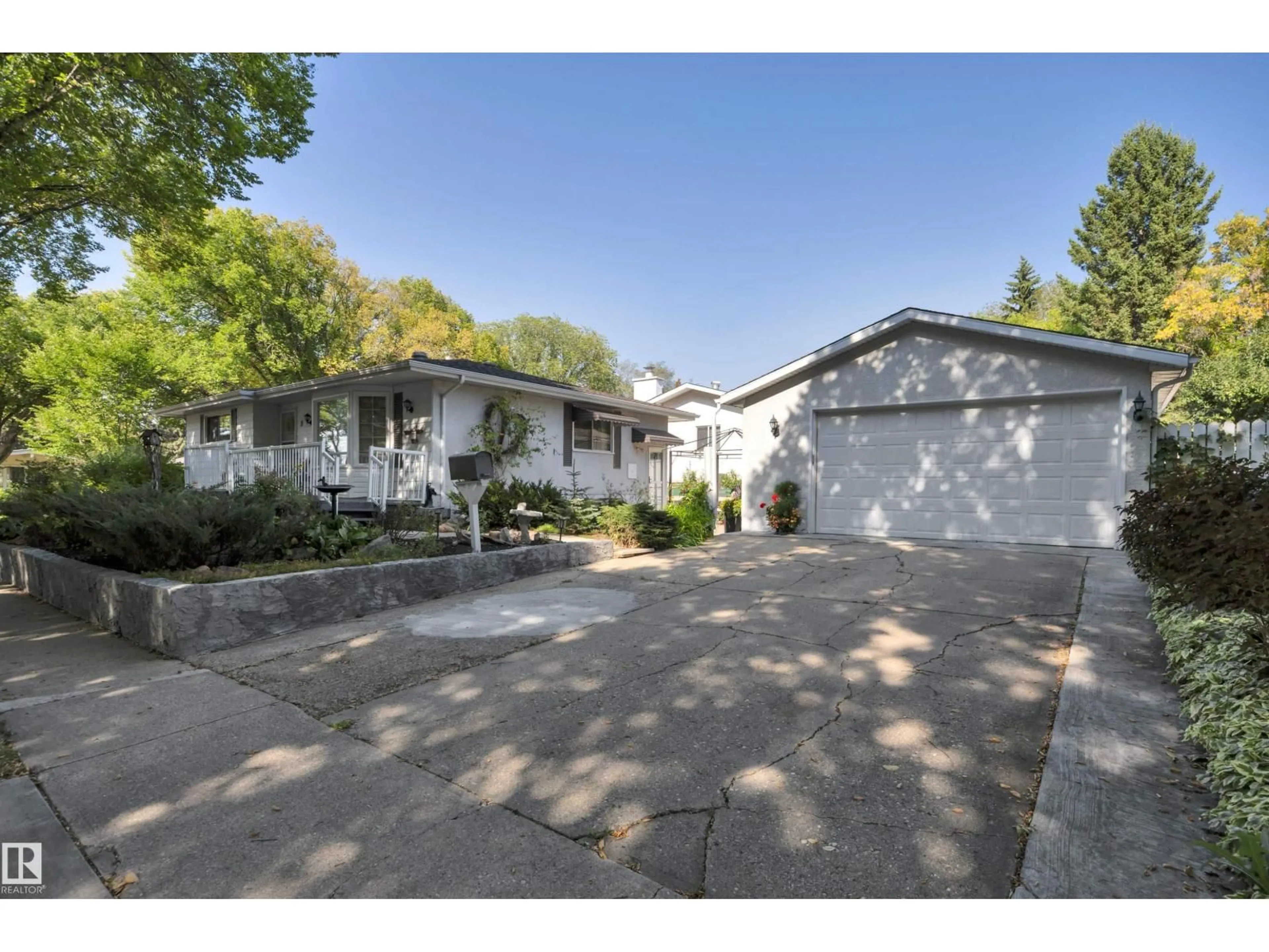 A pic from outside/outdoor area/front of a property/back of a property/a pic from drone, street for 9 BURNHAM AV, St. Albert Alberta T8N0A8