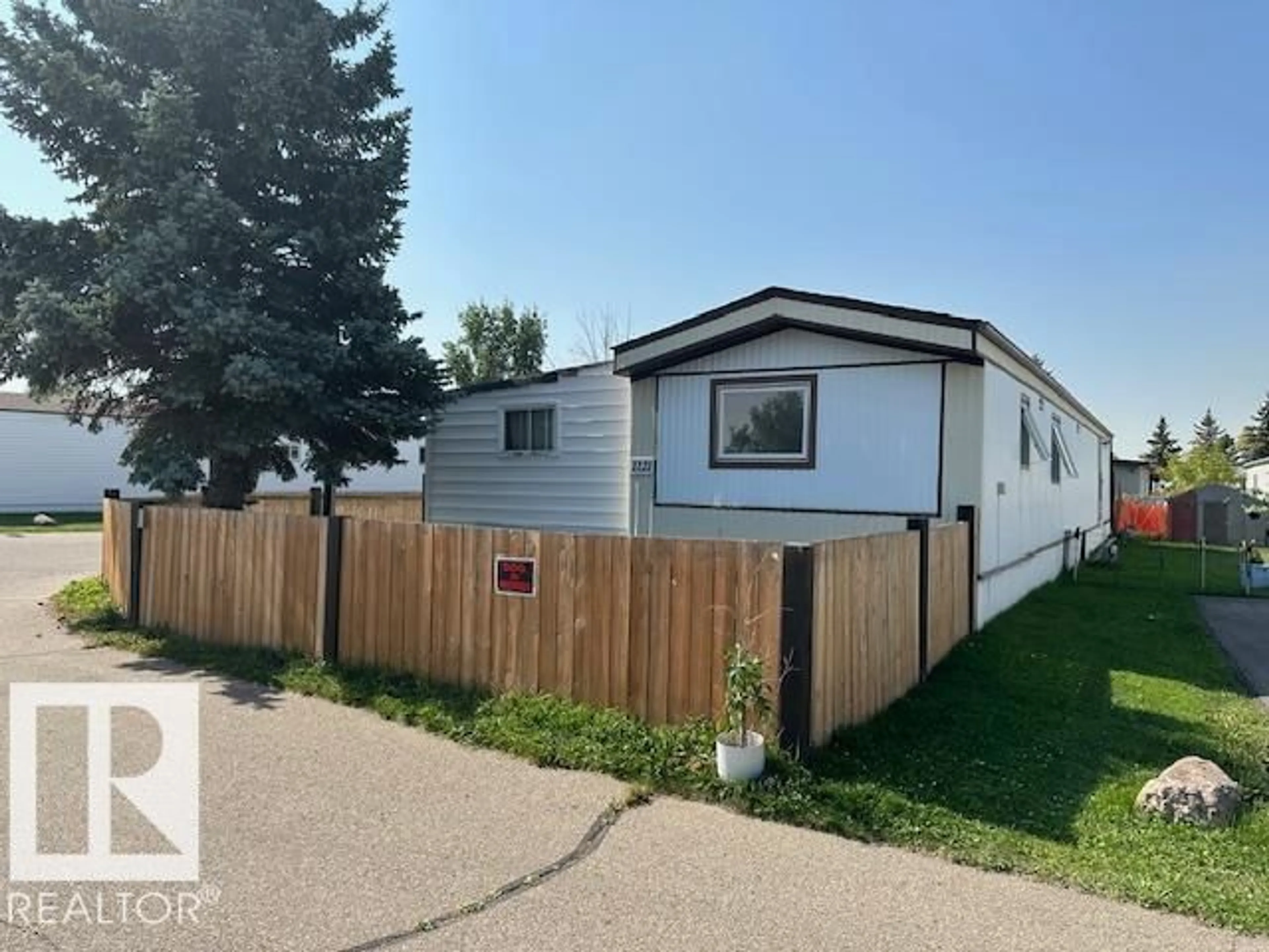 Home with vinyl exterior material, street for 1121 LAKELAND VW, Sherwood Park Alberta T8H1J7