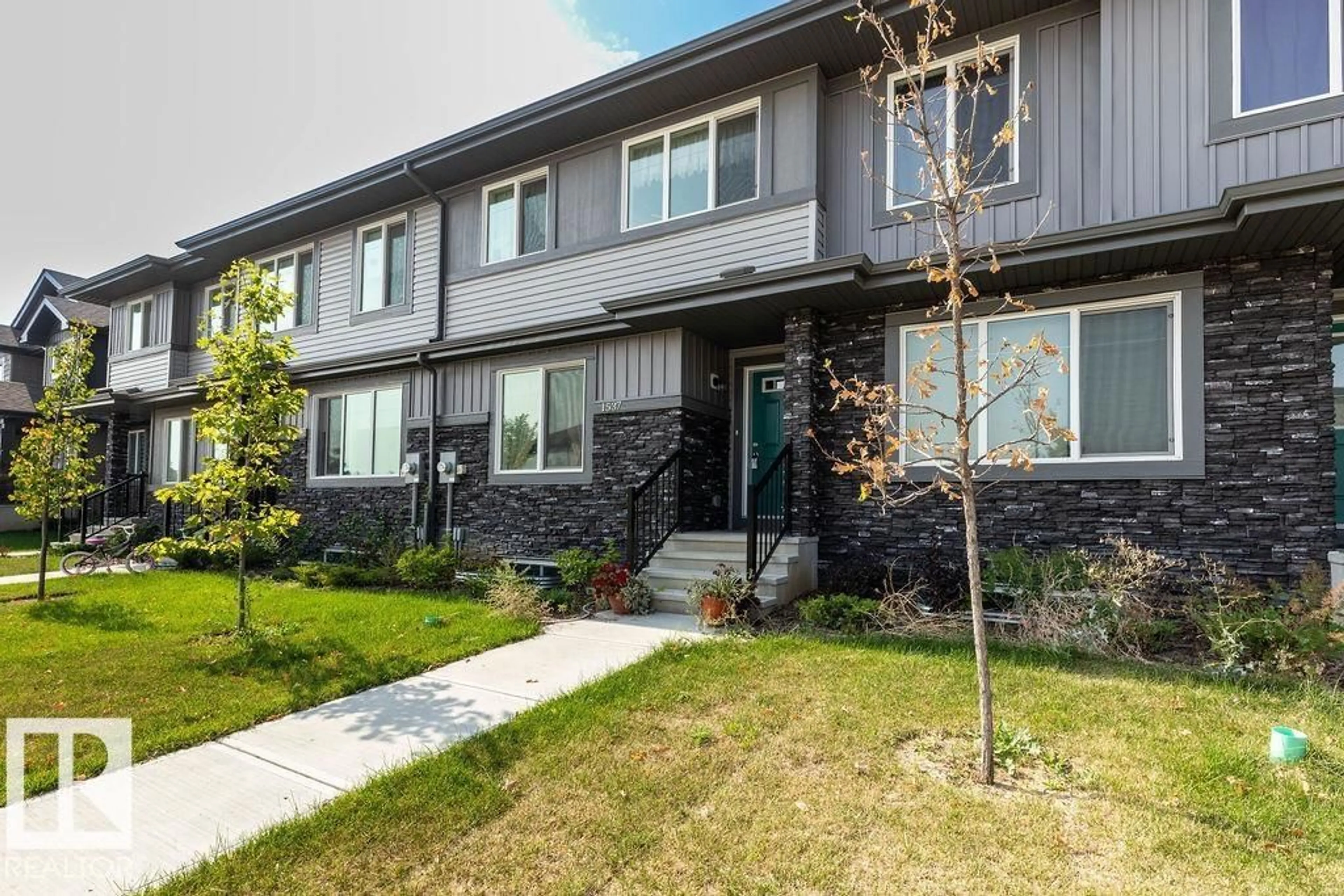 Home with vinyl exterior material, street for 1537 SANDSTONE BV, Sherwood Park Alberta T8H1Z8