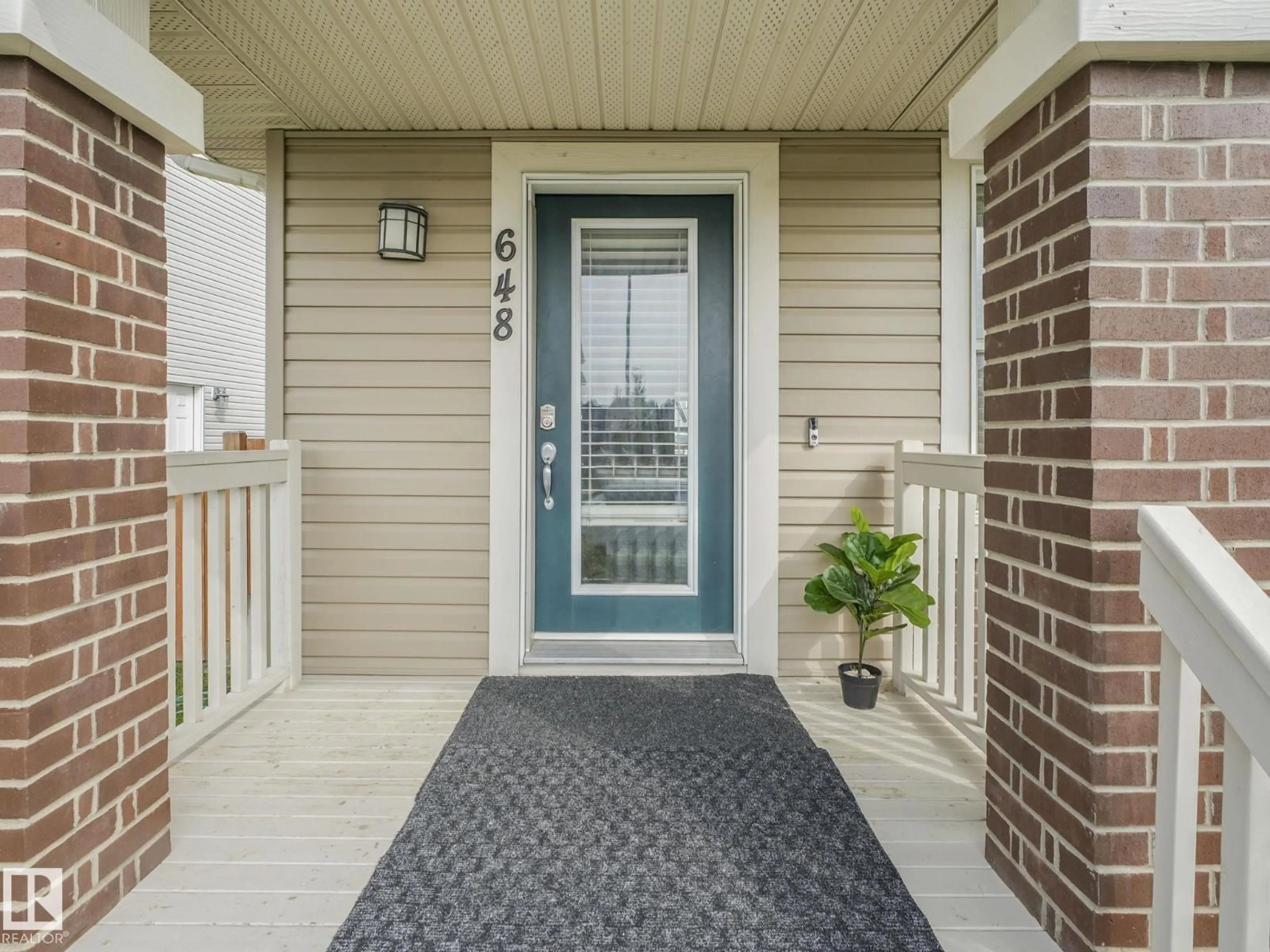 Indoor entryway for 648 LEWIS GREENS DR, Edmonton Alberta T5T7G4