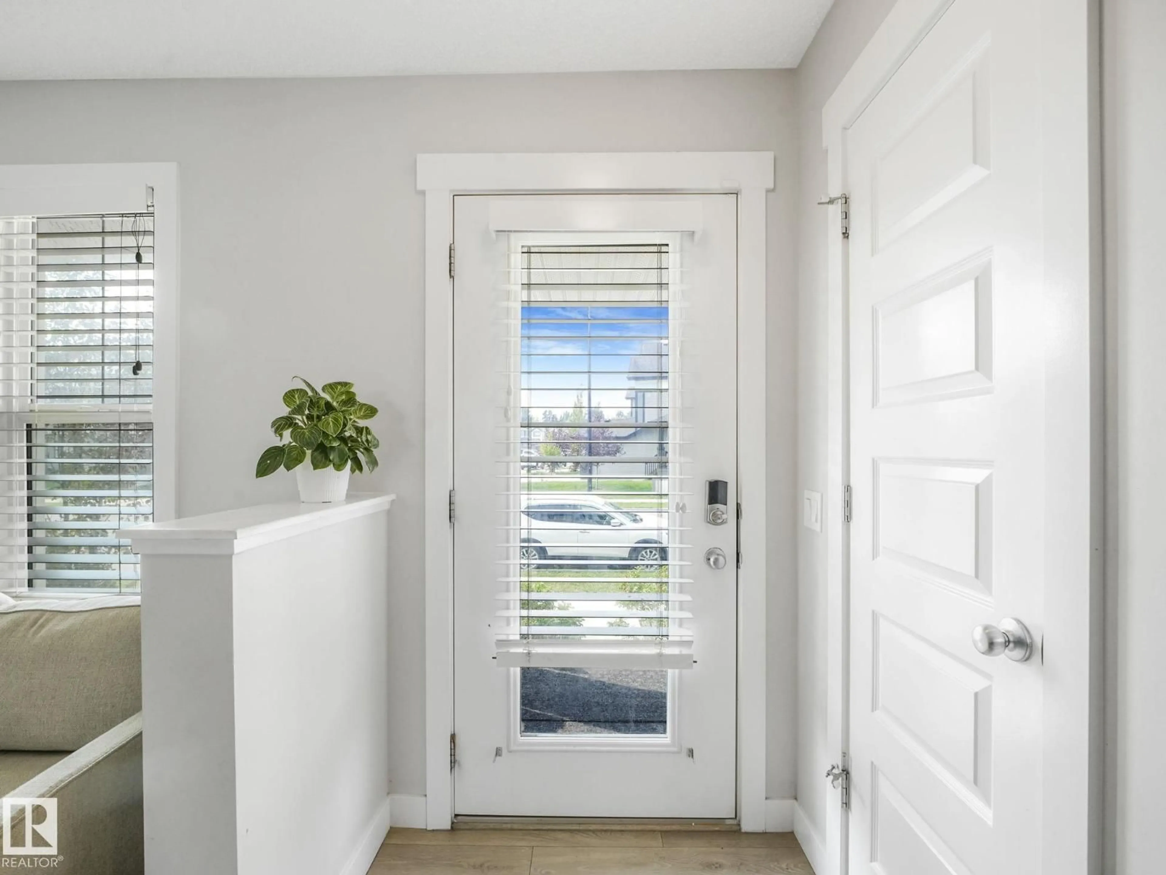 Indoor entryway for 648 LEWIS GREENS DR, Edmonton Alberta T5T7G4