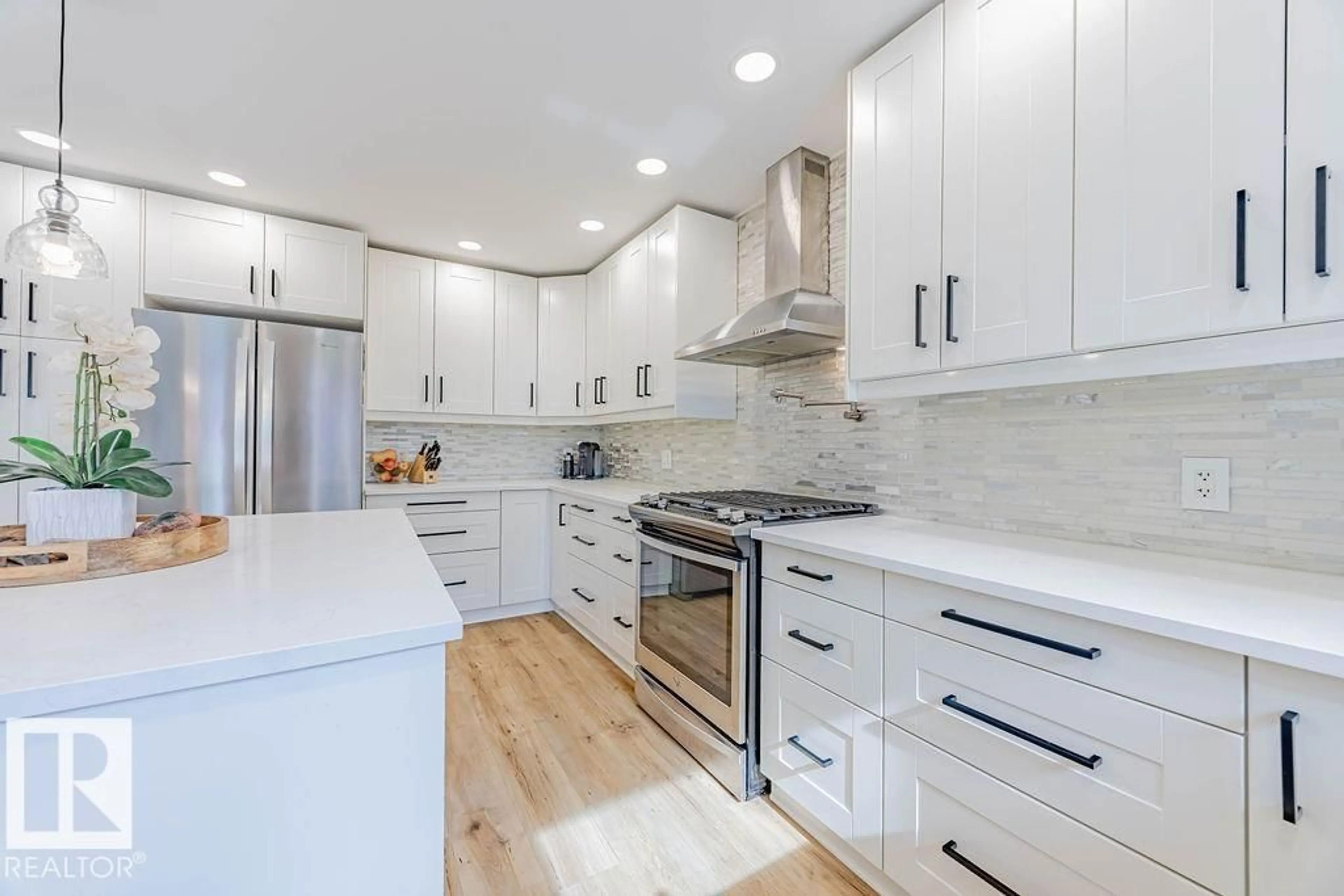 Contemporary kitchen, unknown for 107 WEBER CL, Edmonton Alberta T6M2H1