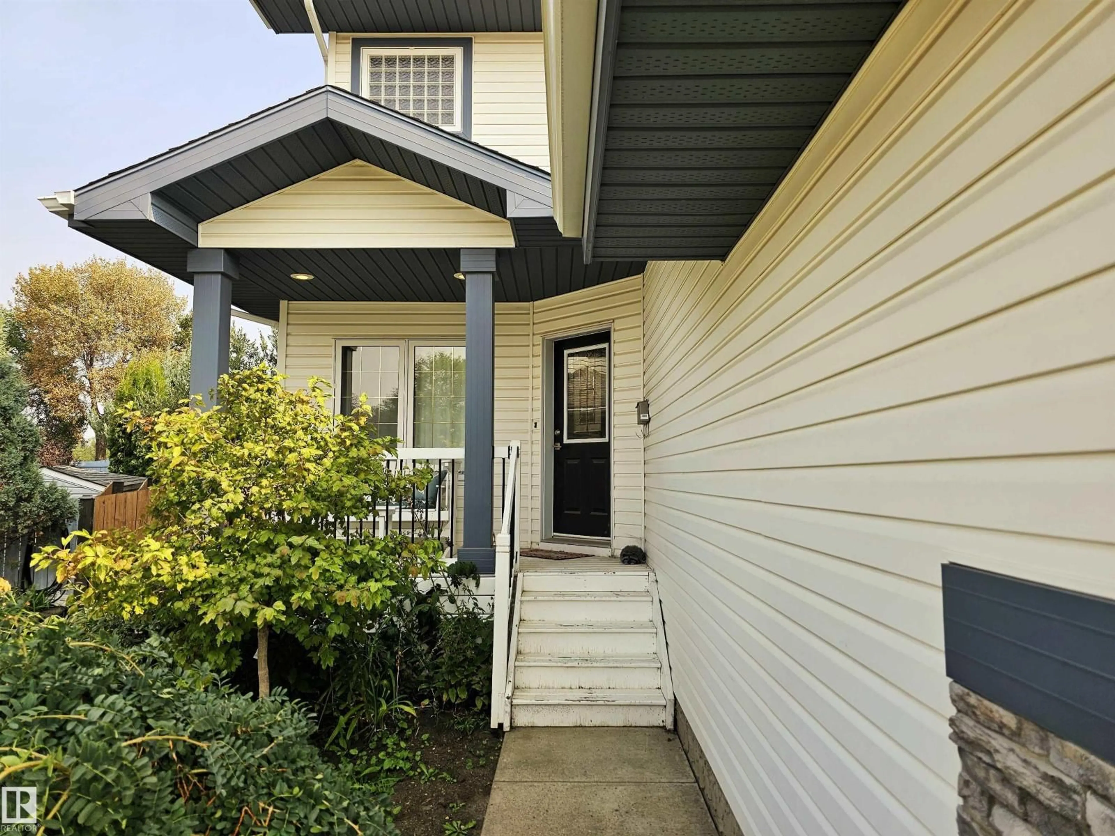 Home with vinyl exterior material, street for 49 DUNFIELD CR, St. Albert Alberta T8N6R8