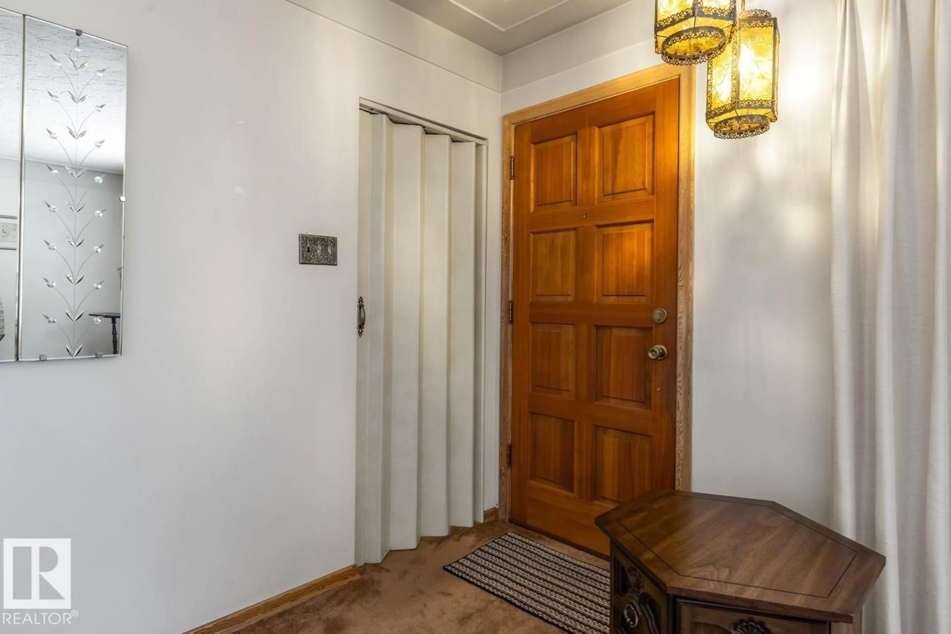 Indoor foyer for 9936 81 ST NW, Edmonton Alberta T6A3K3