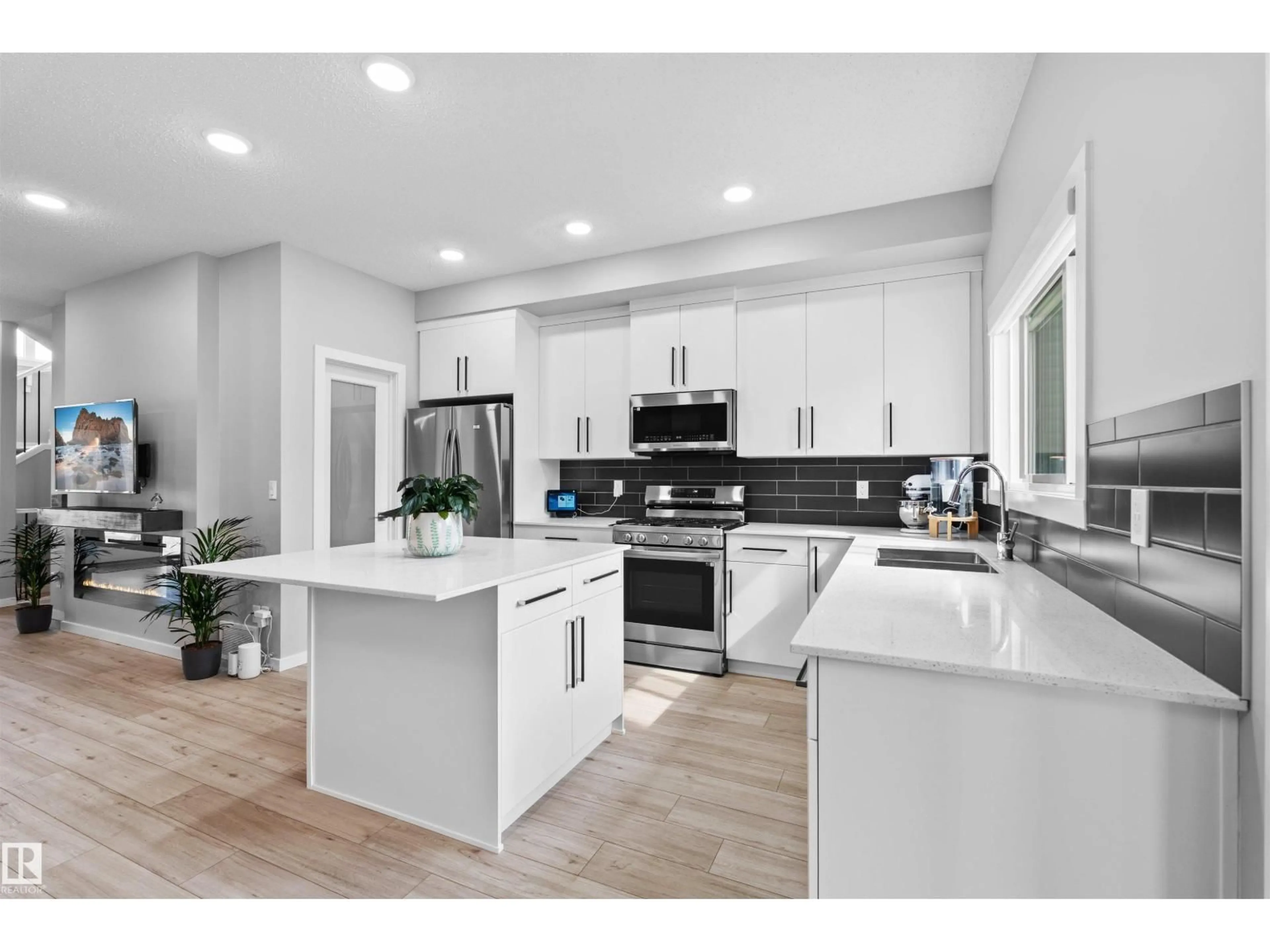 Open concept kitchen, unknown for 331 32 AV, Edmonton Alberta T6T2T1
