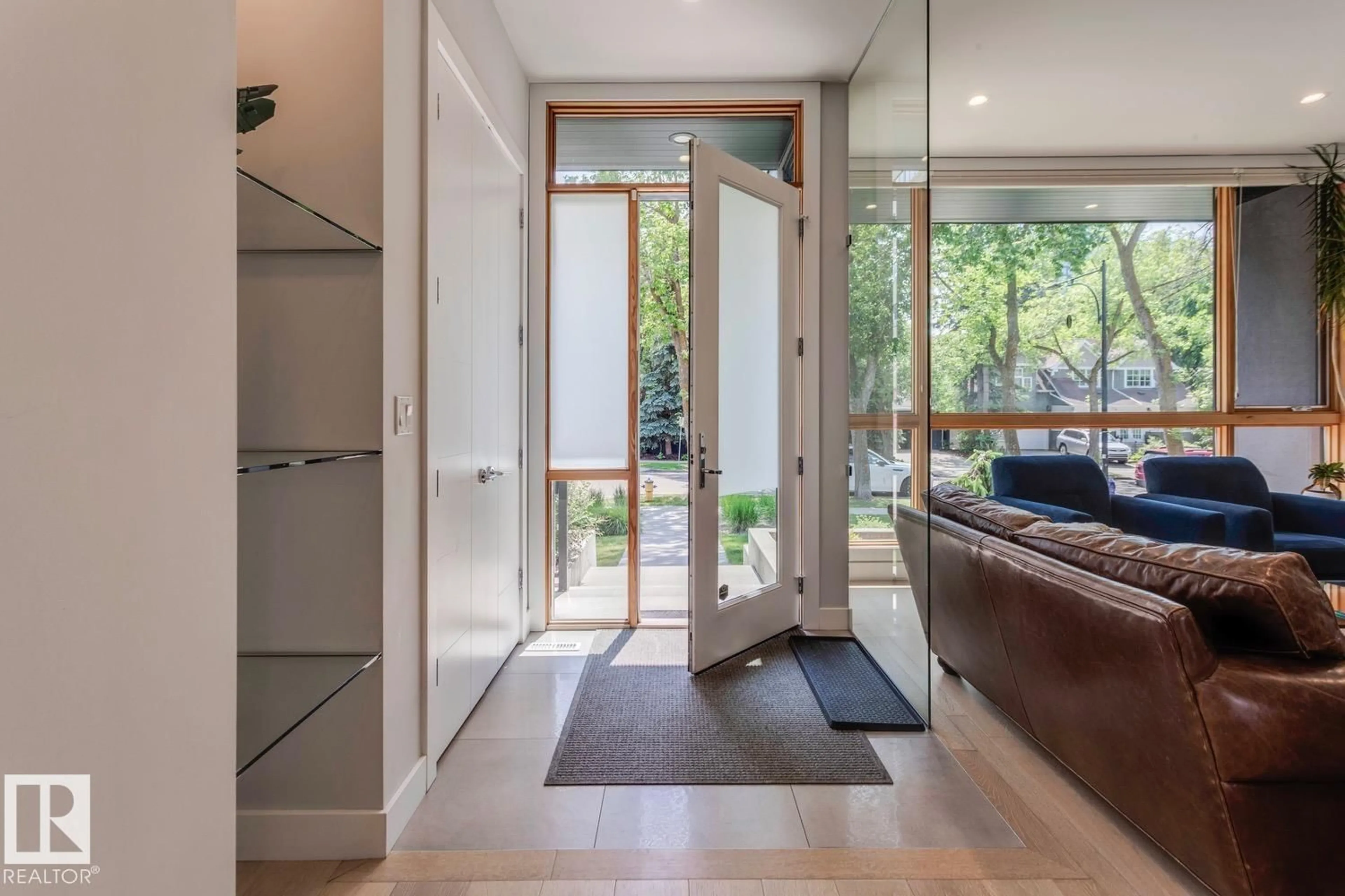 Indoor entryway for 12420 103 AV, Edmonton Alberta T5N0R3