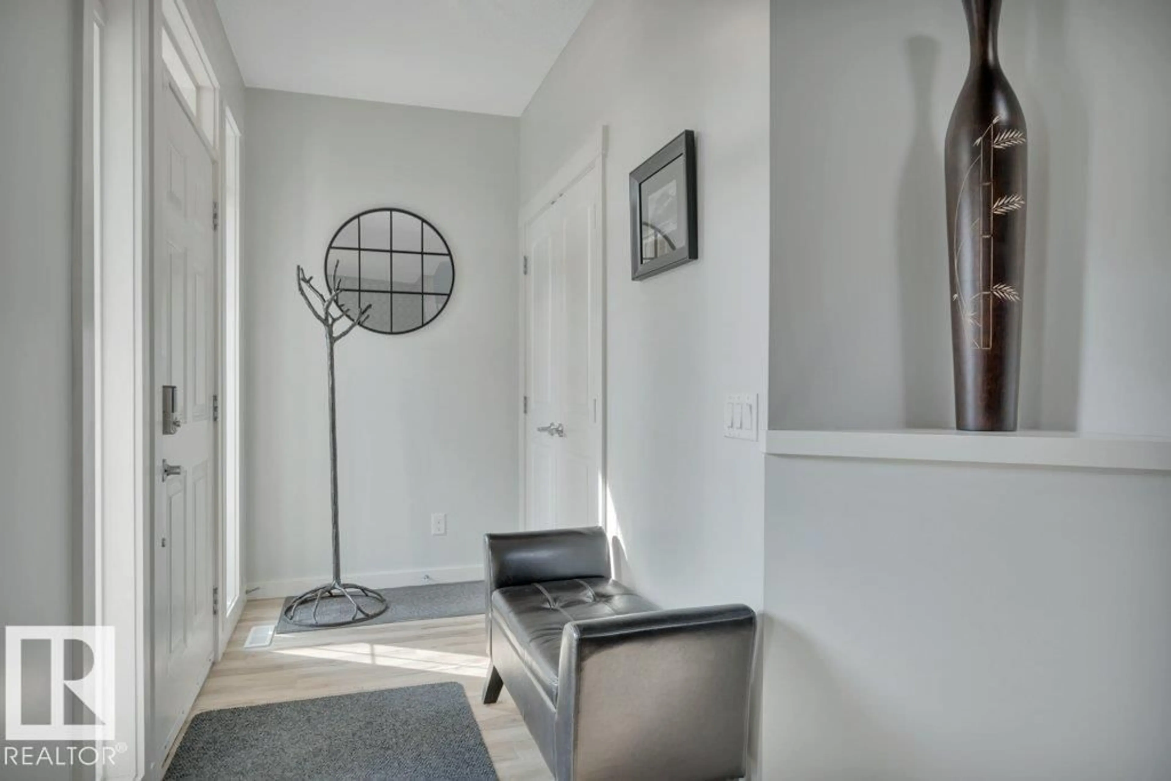 Indoor entryway for 5524 CONESTOGA ST, Edmonton Alberta T5E6R6