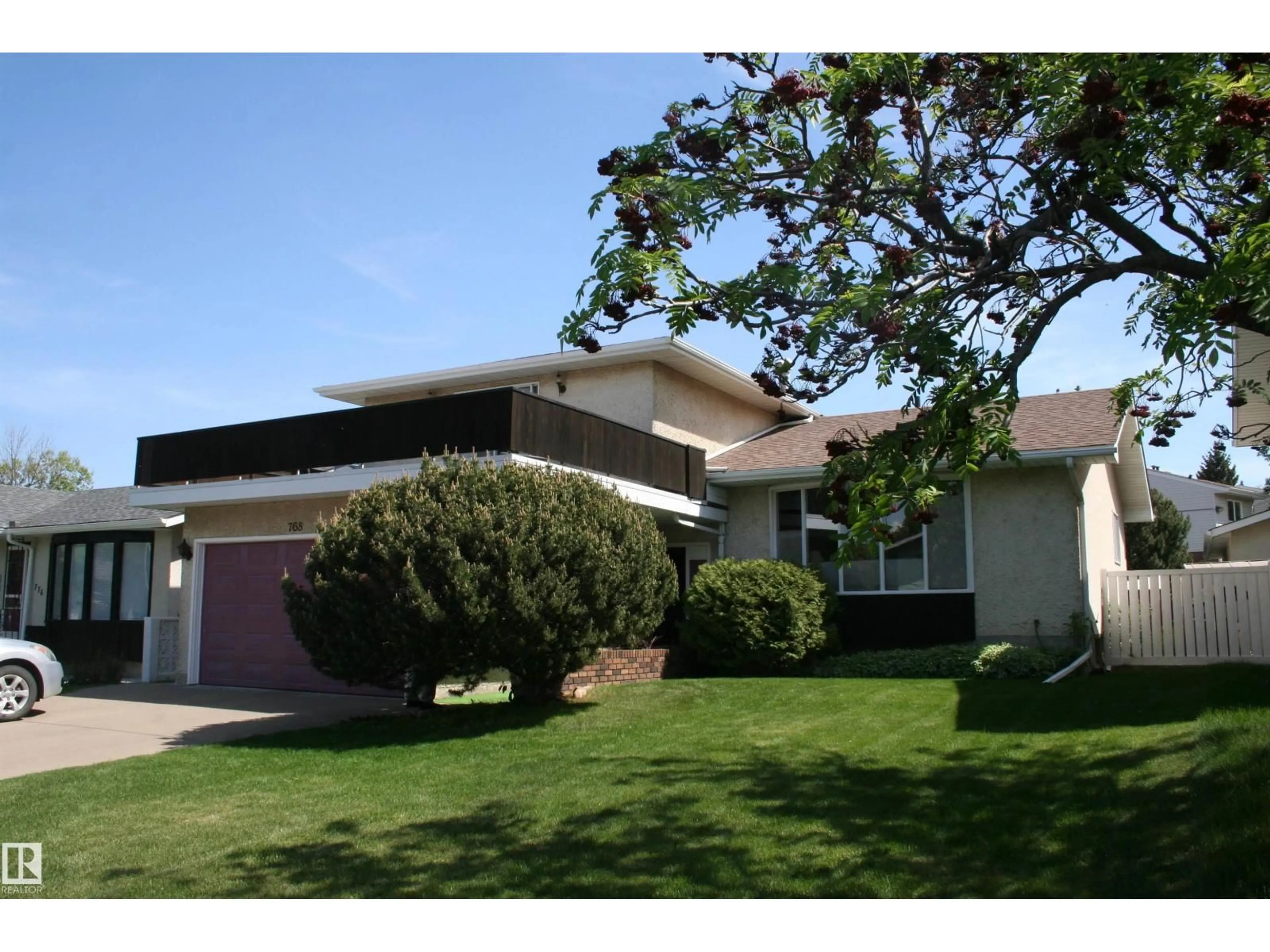 Home with vinyl exterior material, street for 768 LEE RIDGE RD, Edmonton Alberta T6K0P7