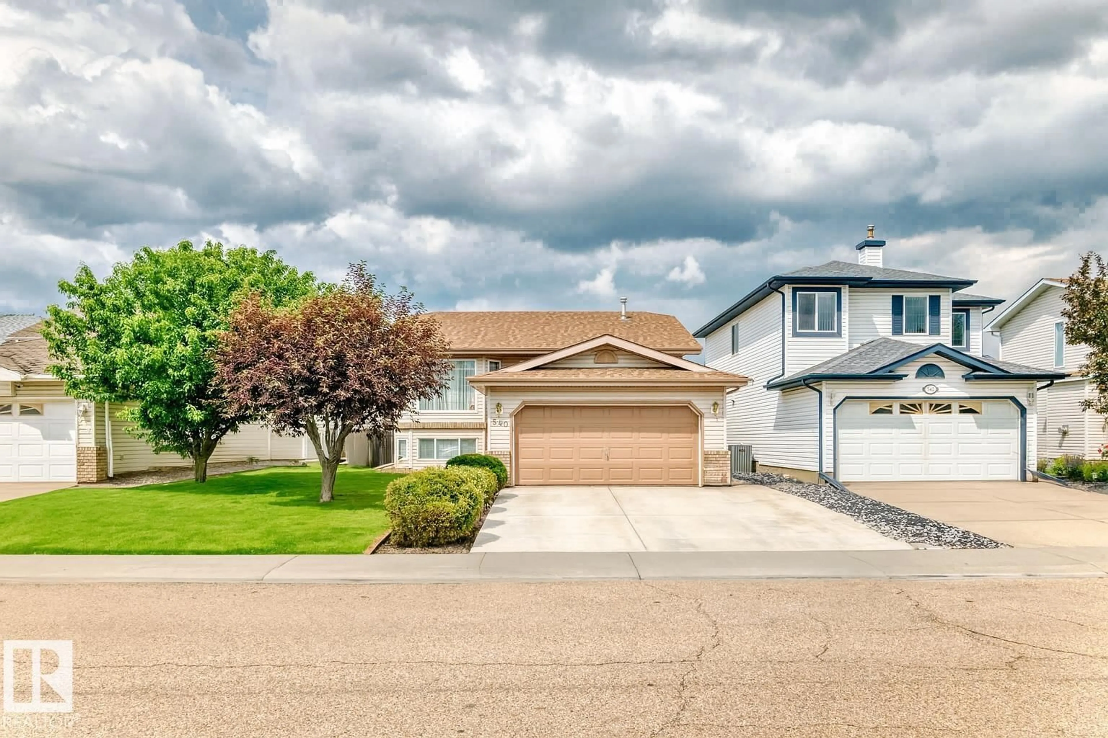 Home with vinyl exterior material, street for 540 WISEMAN LN, Edmonton Alberta T6T1N7