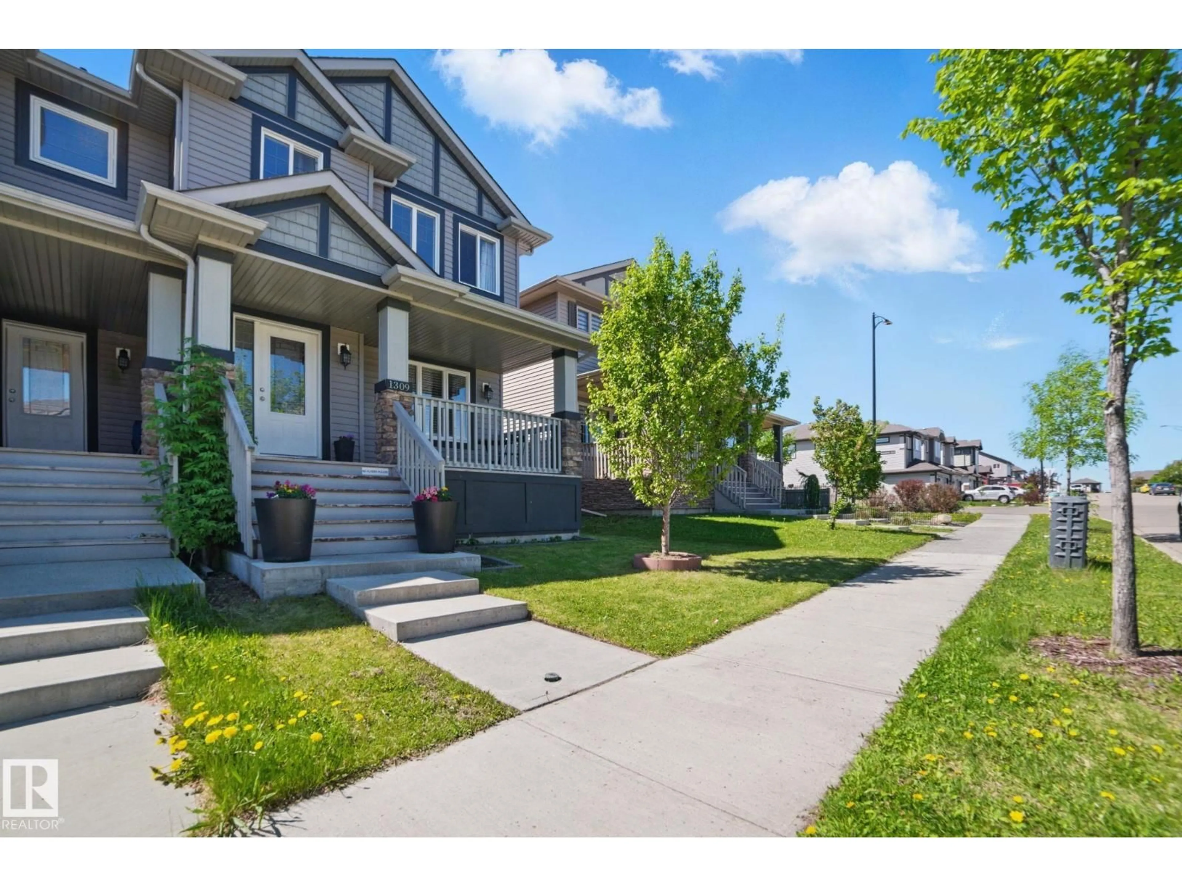 A pic from outside/outdoor area/front of a property/back of a property/a pic from drone, street for NW - 1309 30 AV, Edmonton Alberta T6T0V7