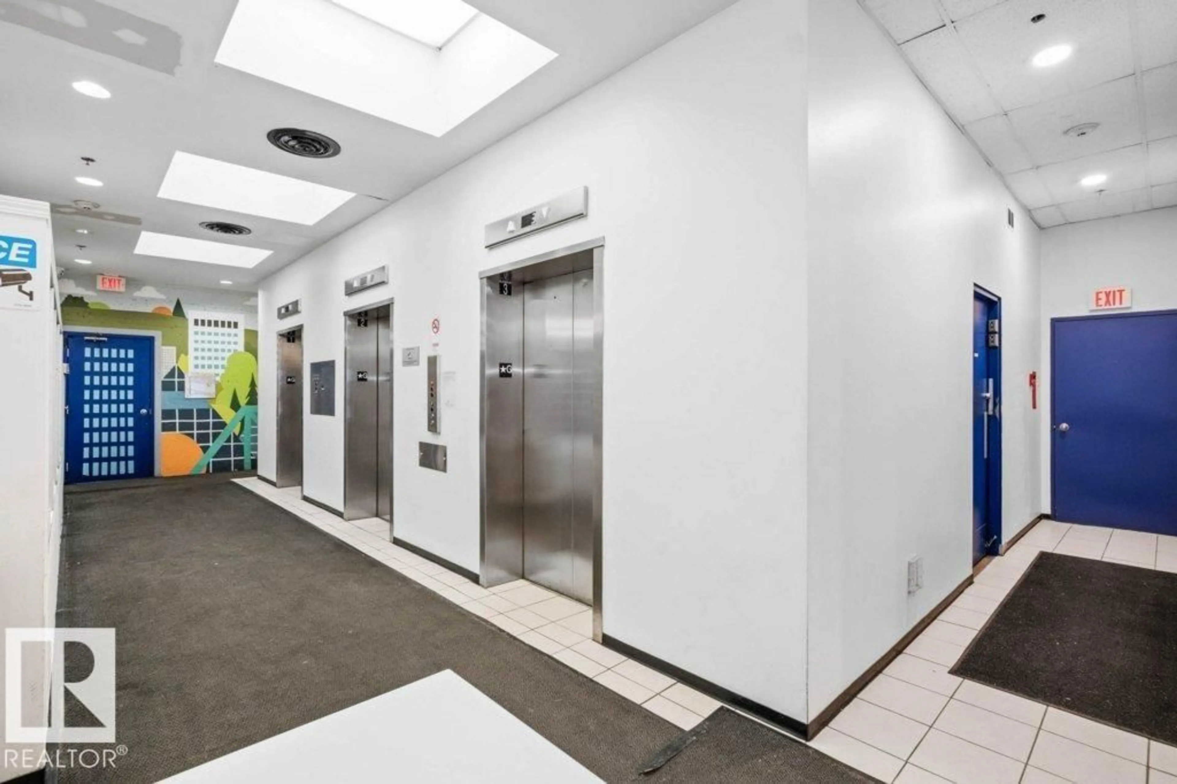 Indoor foyer for 809 10024 JASPER AV NW, Edmonton Alberta T5J1R9