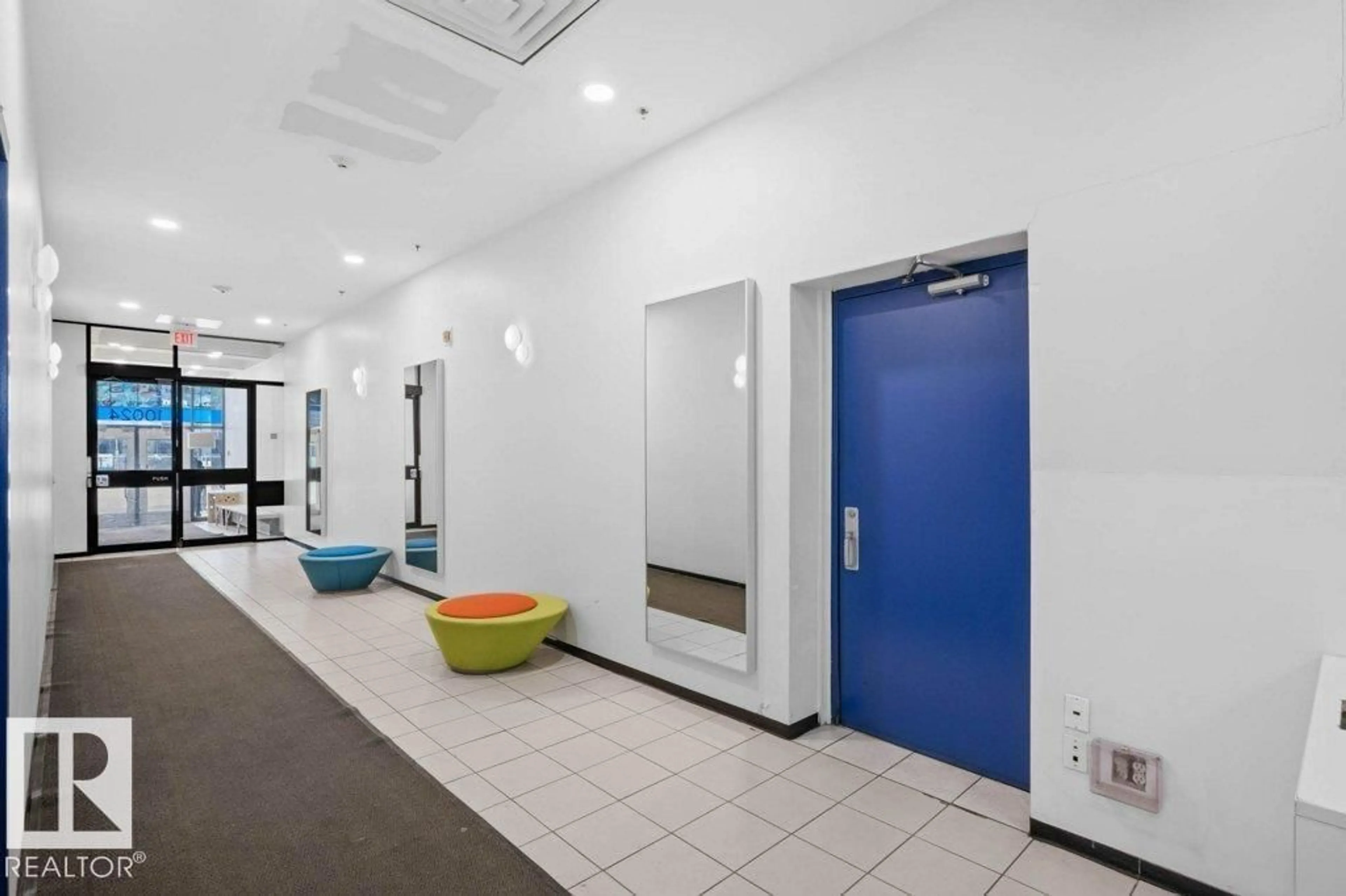 Indoor foyer for 809 10024 JASPER AV NW, Edmonton Alberta T5J1R9