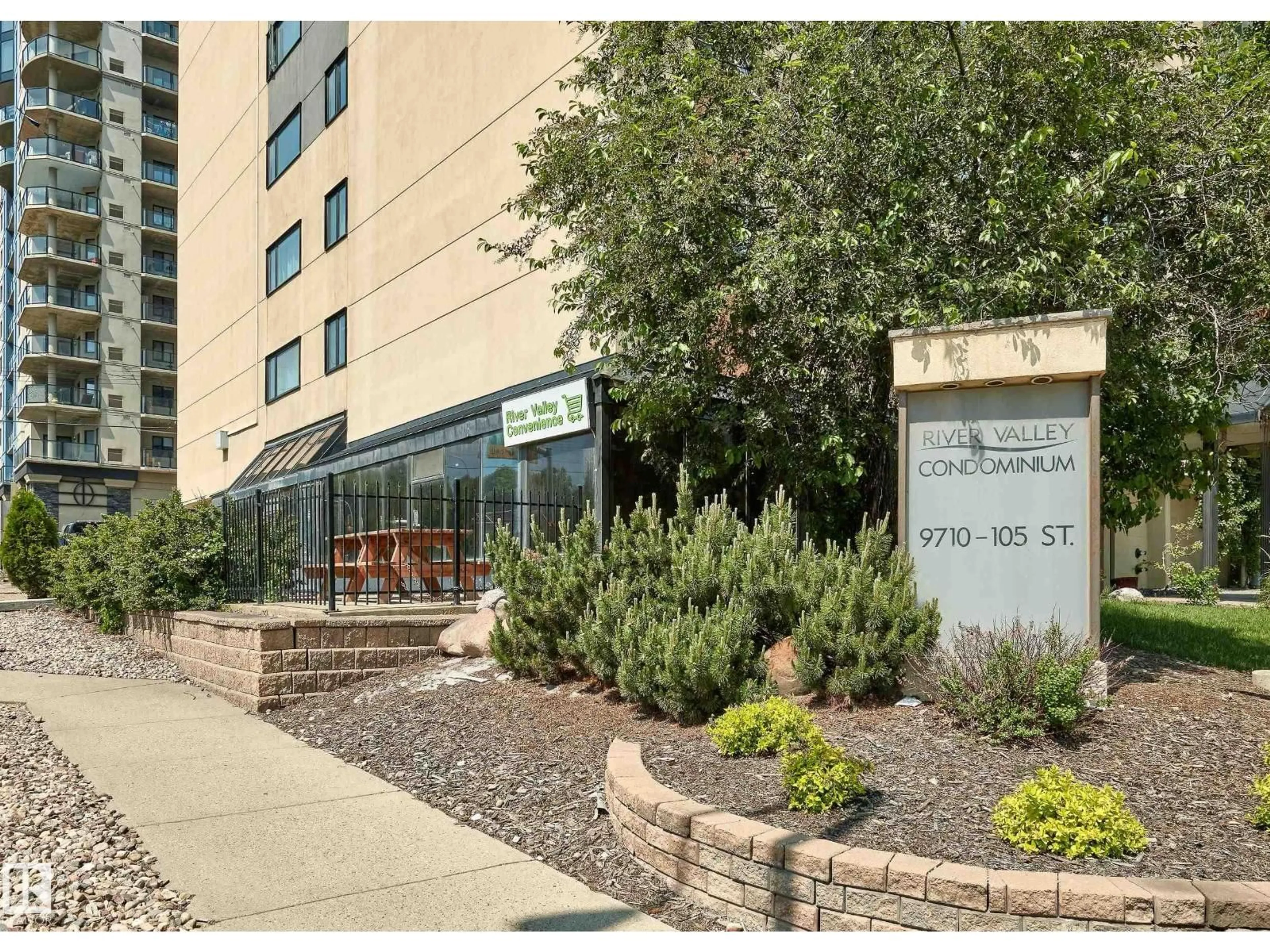 Indoor foyer for #803 - 9710 105 ST, Edmonton Alberta T5K1A4