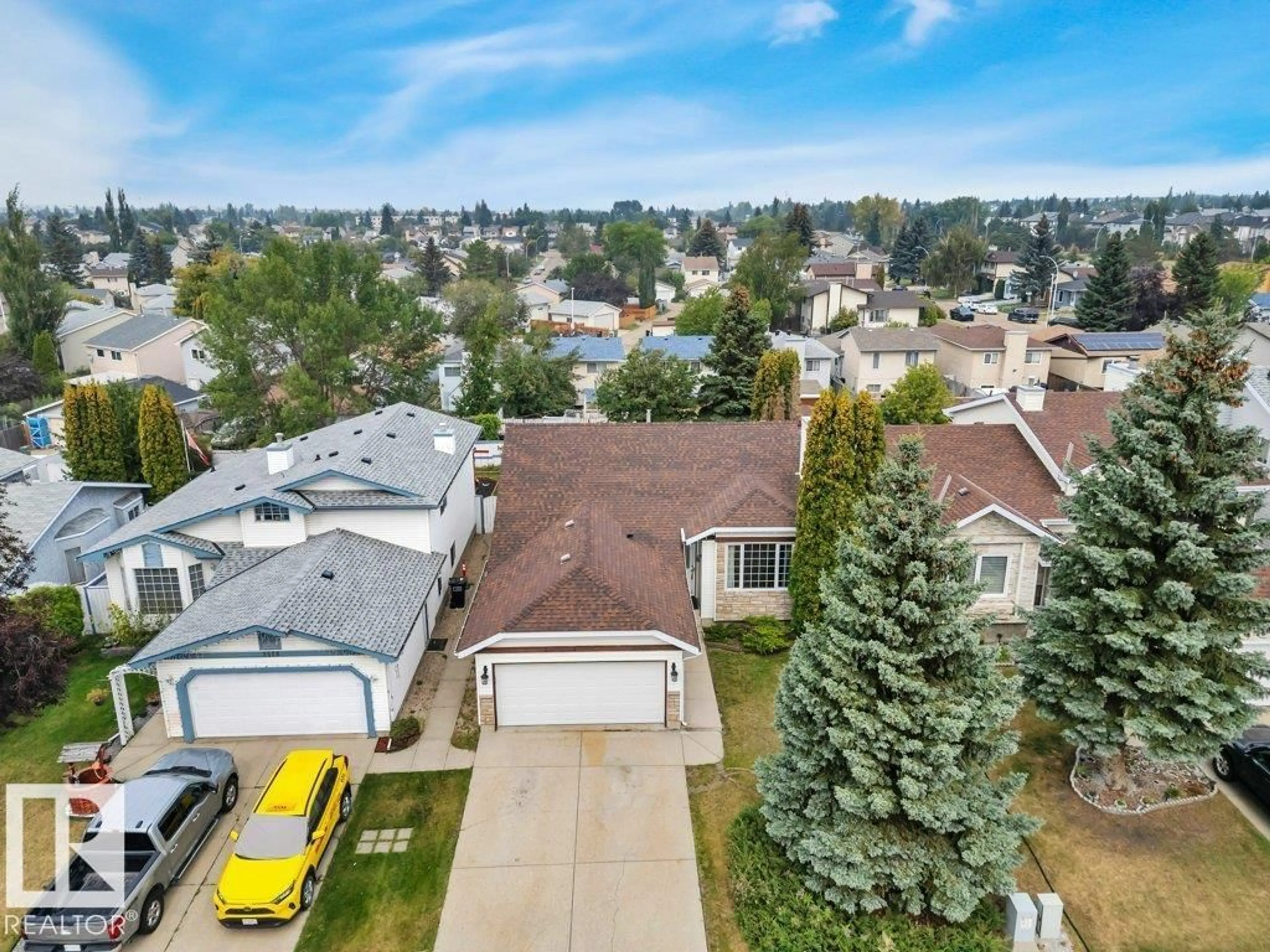 A pic from outside/outdoor area/front of a property/back of a property/a pic from drone, street for 3524 40 AV, Edmonton Alberta T6L6M8