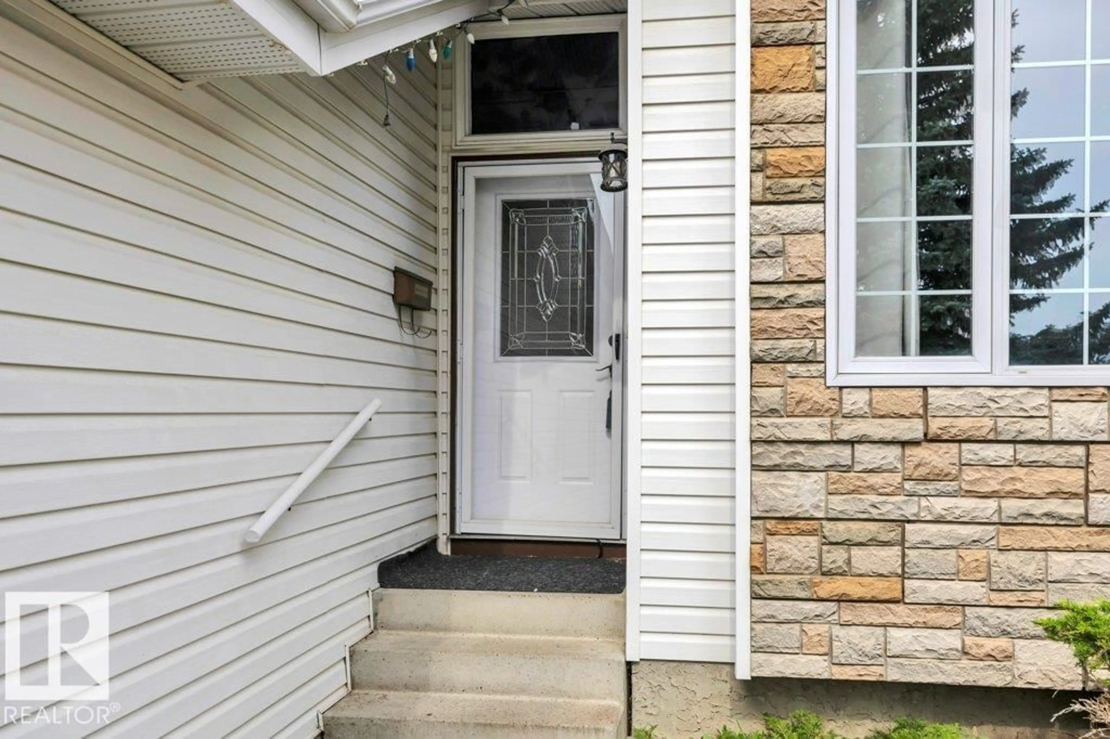 Indoor entryway for 3524 40 AV, Edmonton Alberta T6L6M8