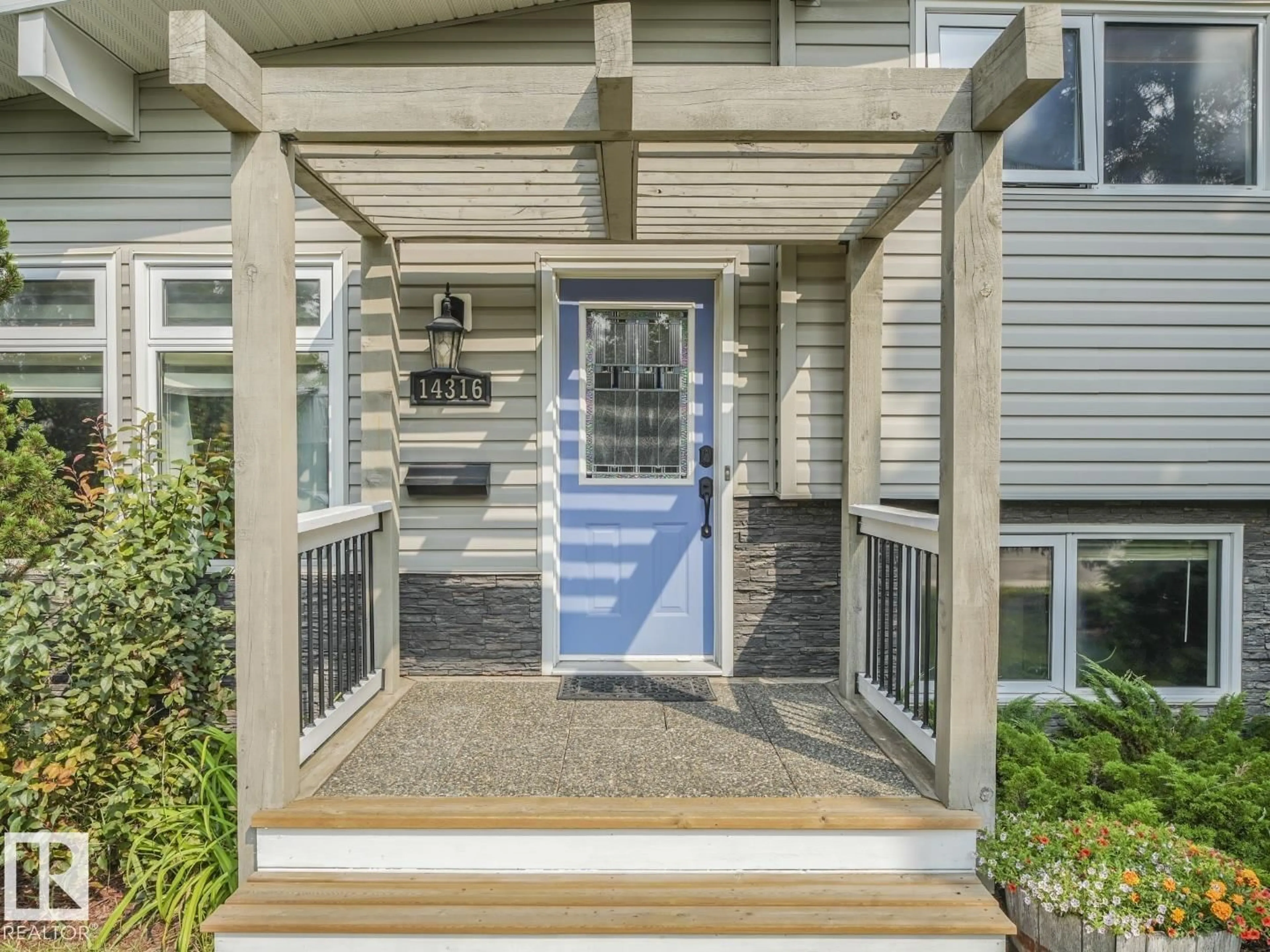 Indoor entryway for 14316 56 AV, Edmonton Alberta T6H0Y5