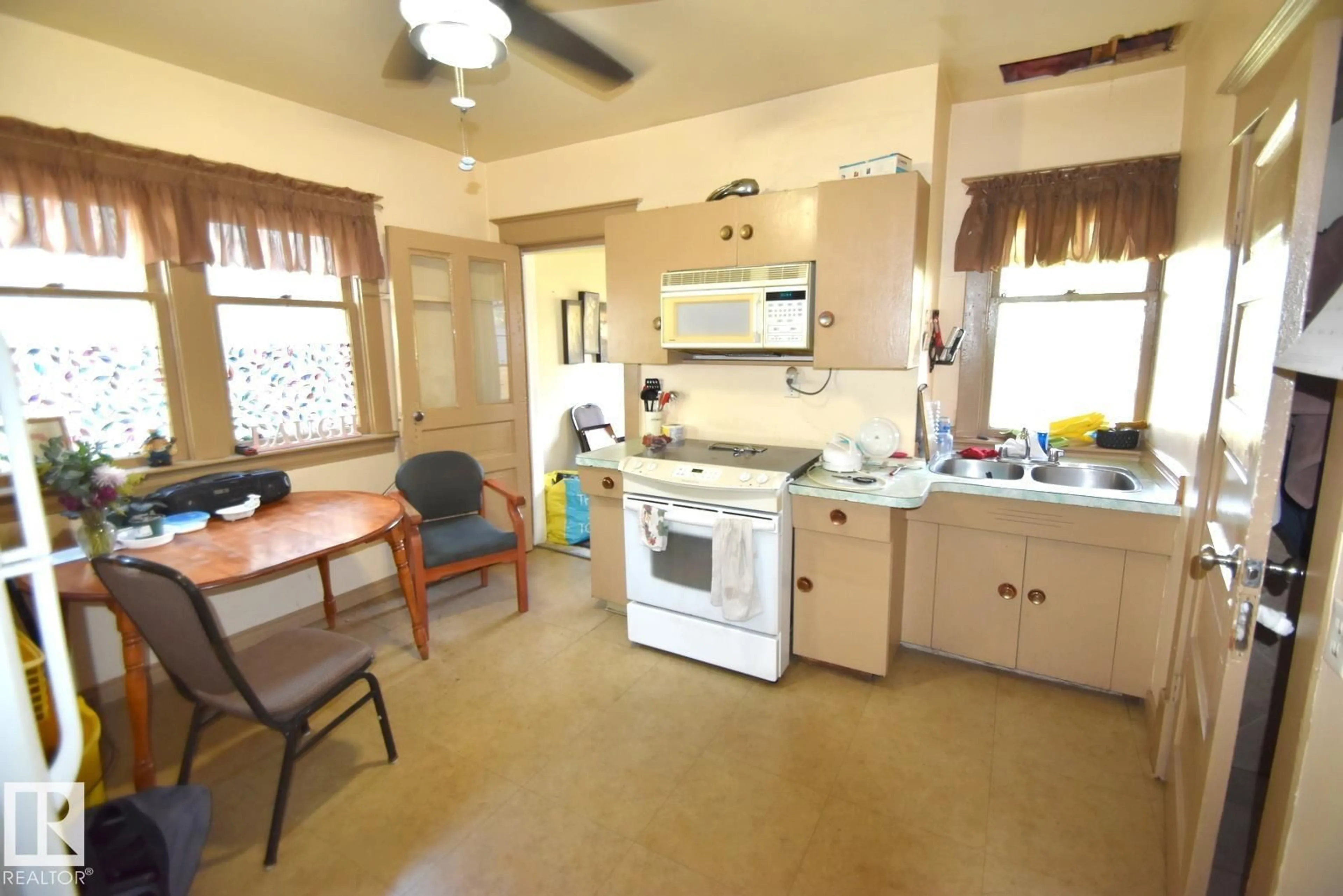 Standard kitchen, ceramic/tile floor for 9634 110 AV, Edmonton Alberta T5H1H5