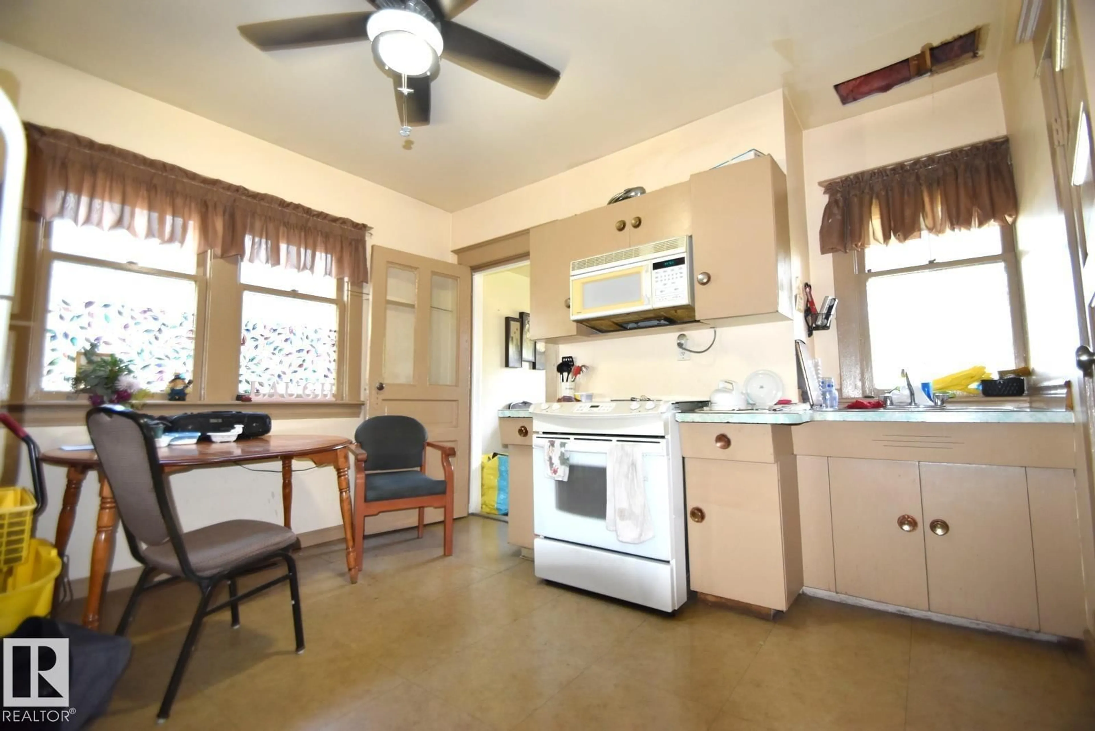 Standard kitchen, ceramic/tile floor for 9634 110 AV, Edmonton Alberta T5H1H5