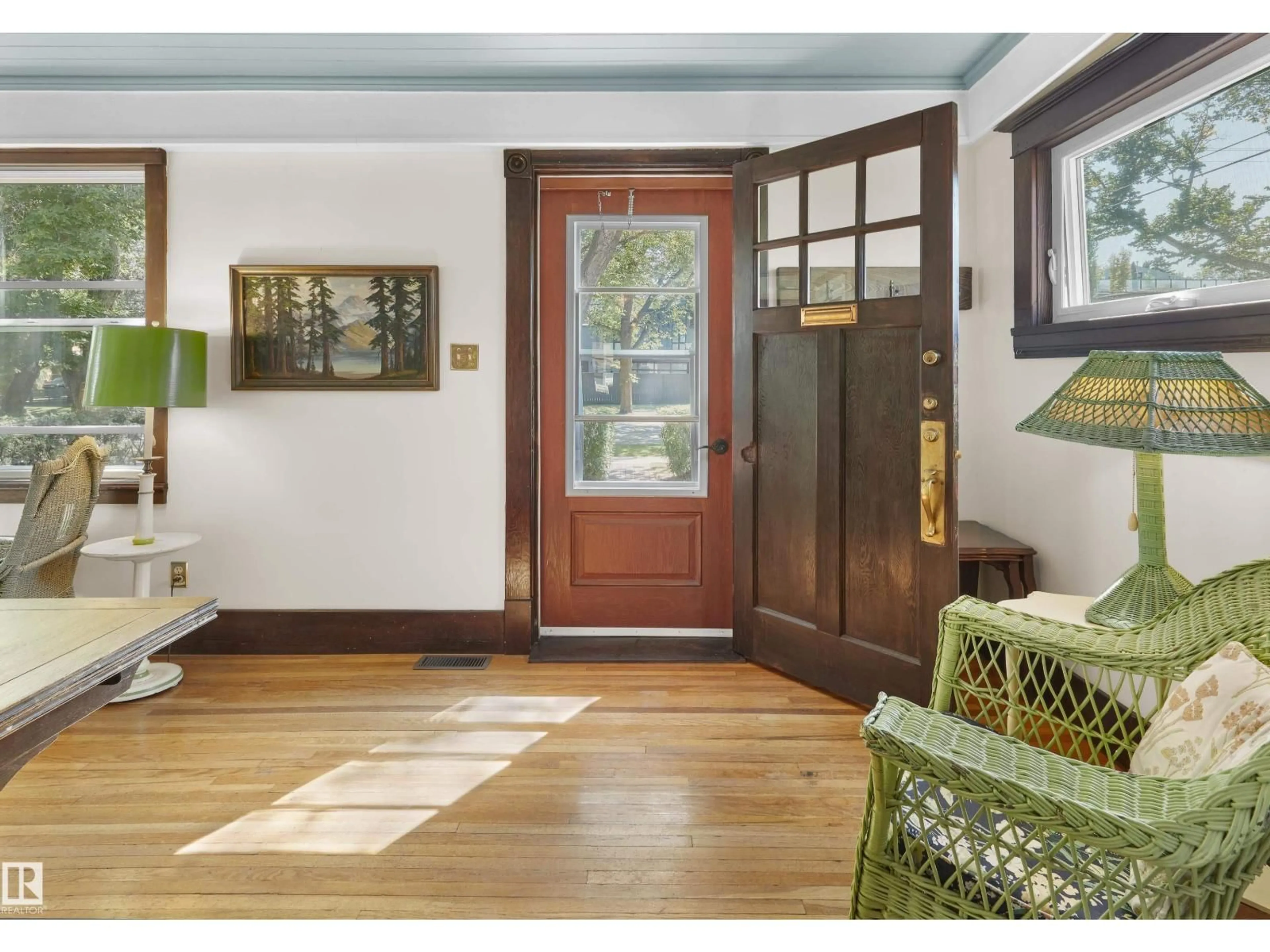 Indoor entryway for 12614 106 AV, Edmonton Alberta T5N0Z7