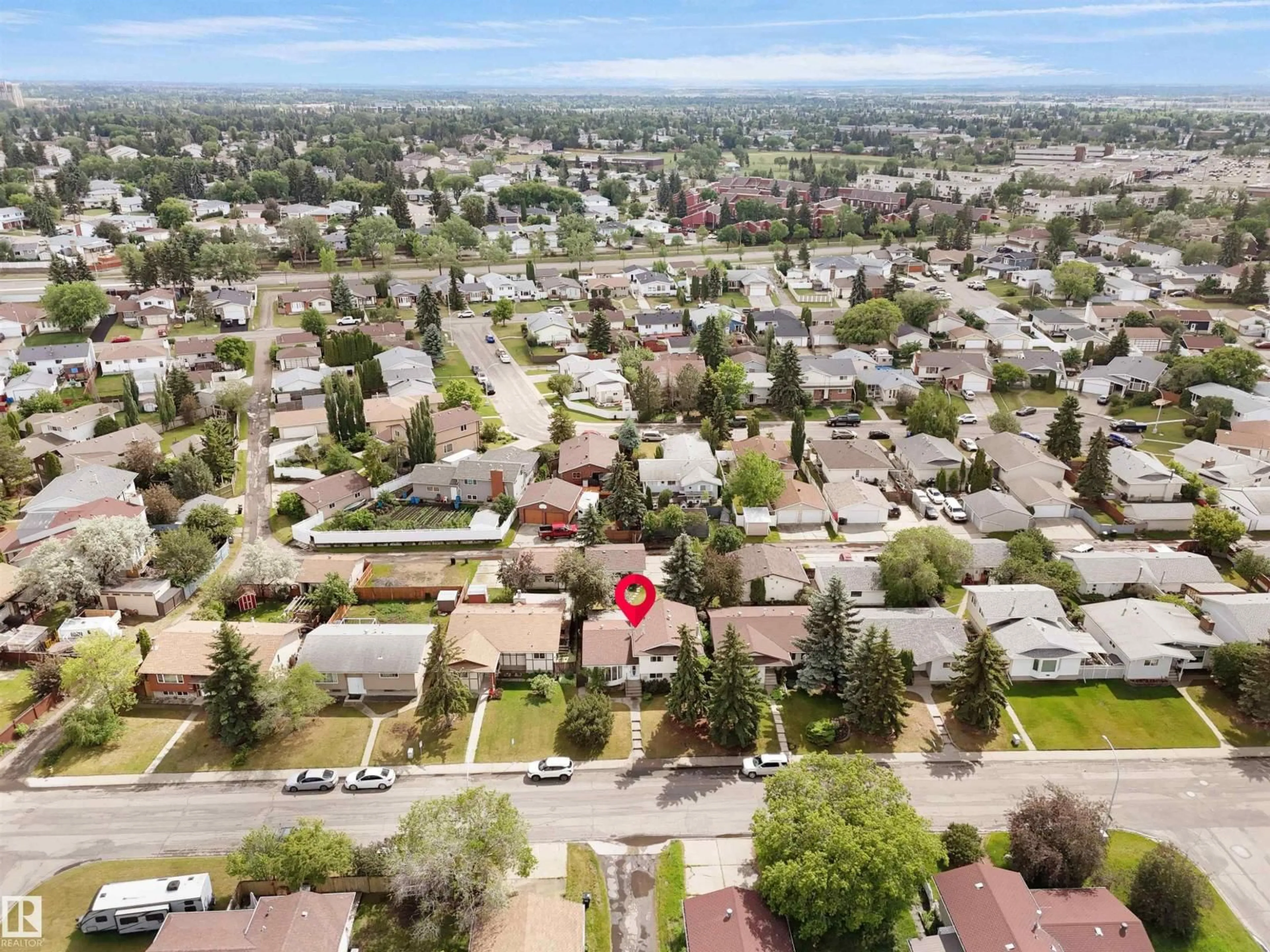 A pic from outside/outdoor area/front of a property/back of a property/a pic from drone, street for 6723 40 AV, Edmonton Alberta T6K1R9