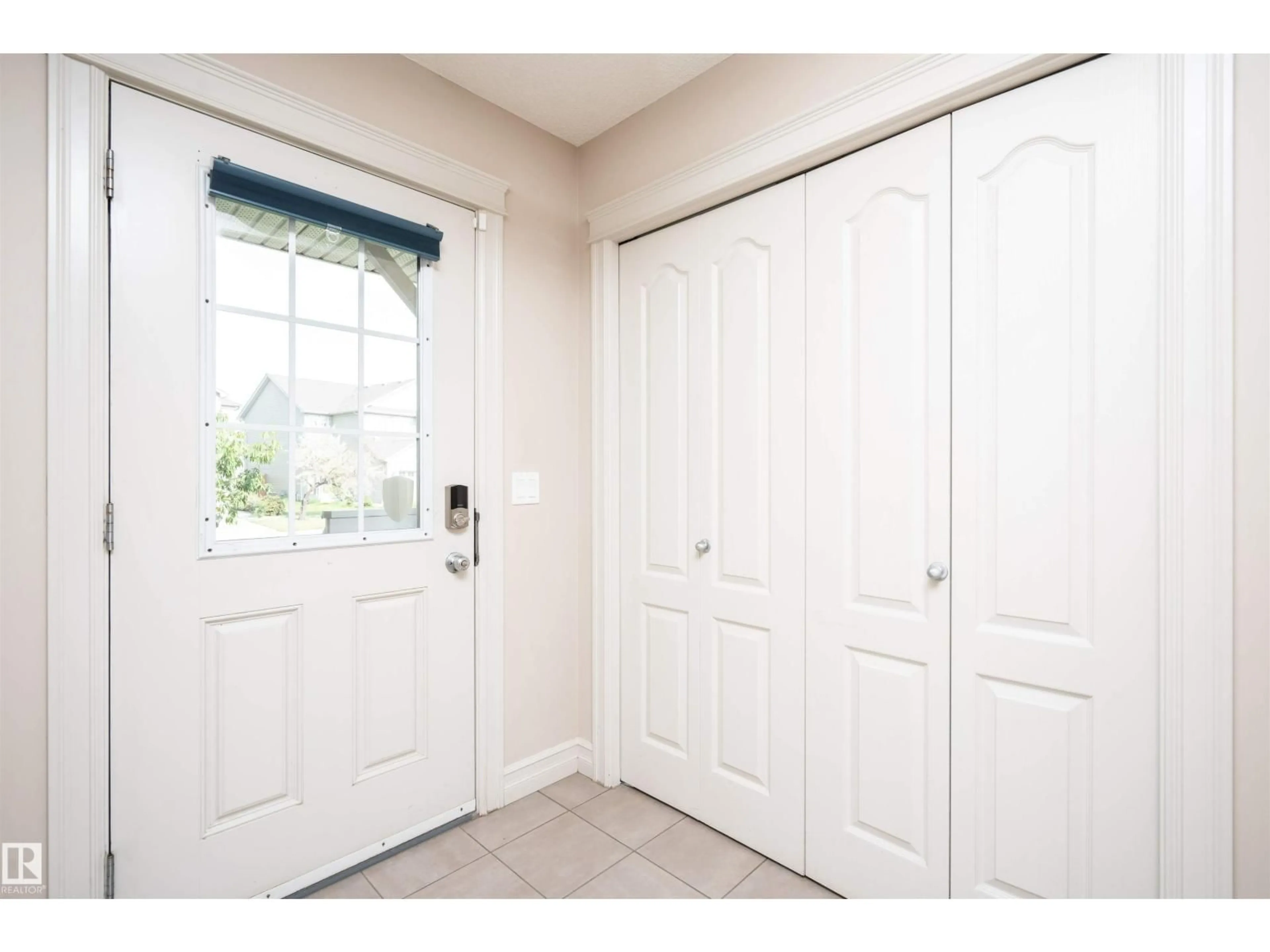 Indoor entryway for 5405 15 AV, Edmonton Alberta T6X1R5