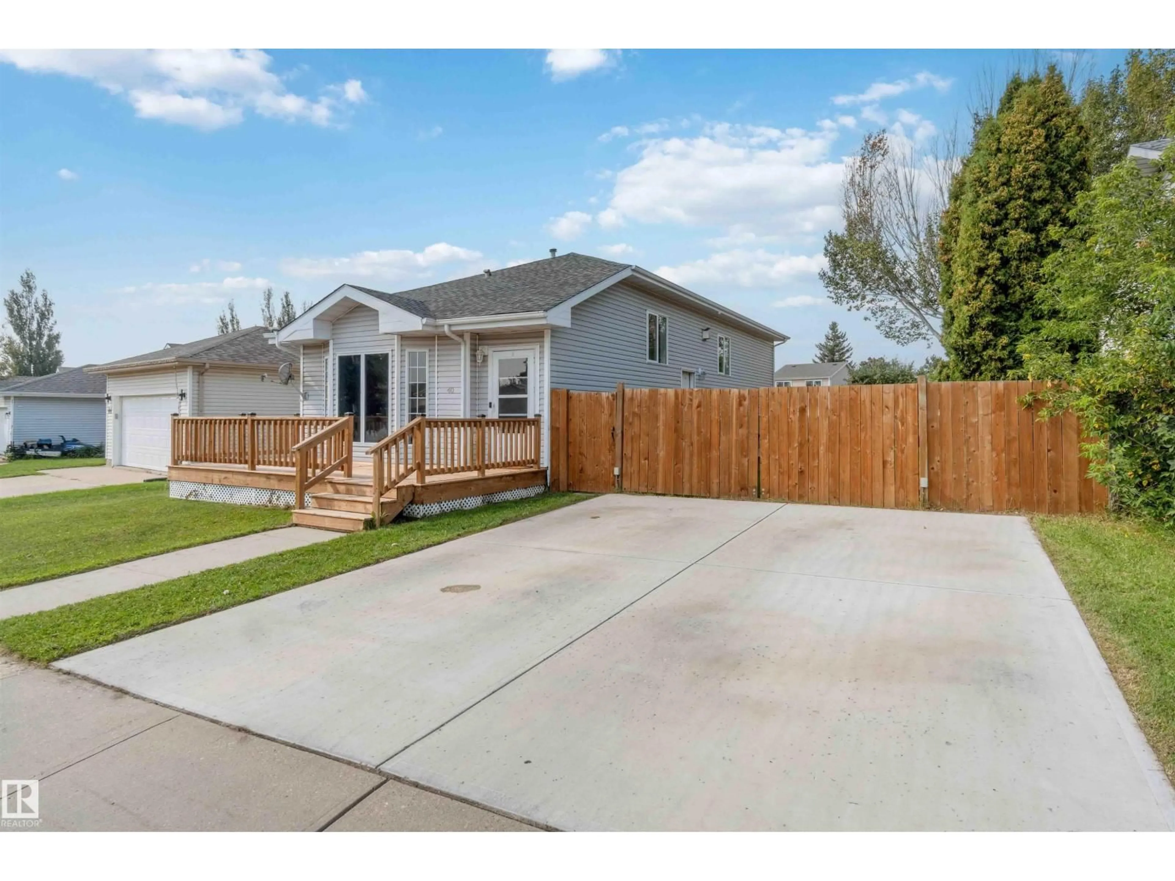 Home with vinyl exterior material, street for 40 LUNNON DR, Gibbons Alberta T0A1N0