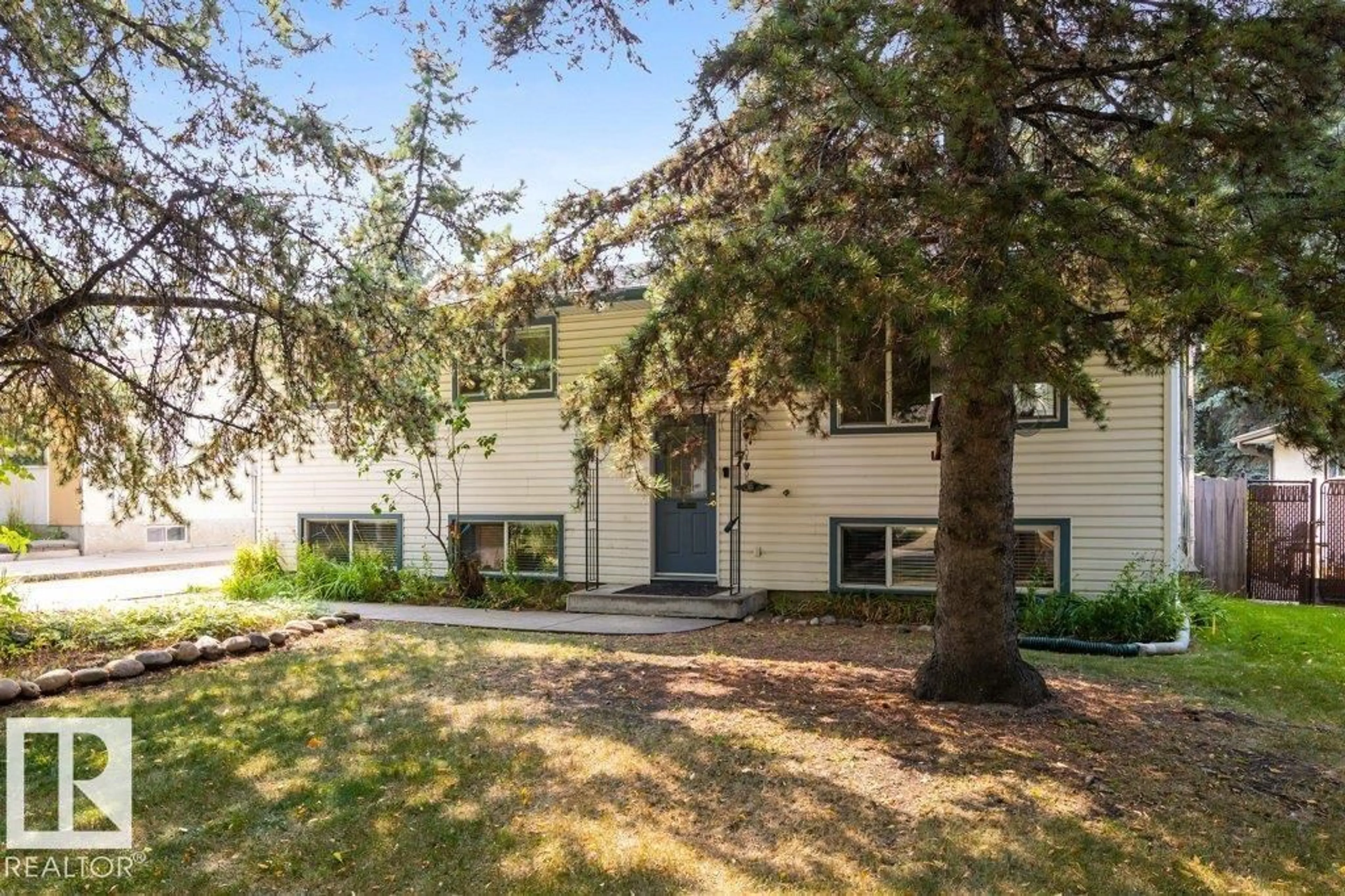 Home with vinyl exterior material, street for 7 BROADVIEW CR, St. Albert Alberta T8N0B1